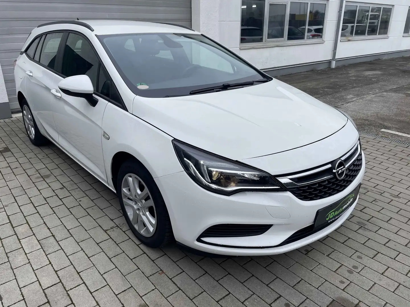 Opel Astra 1.6 Edition Start/Stop NAVI Klima Ganzjahresreifen Weiß - 1