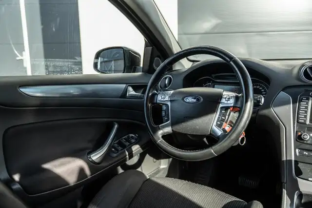 Ford Mondeo view 17