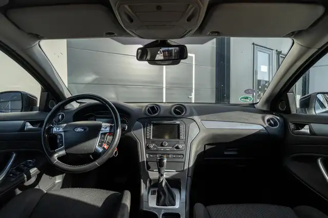 Ford Mondeo view 3