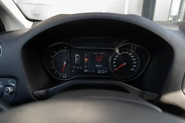 Ford Mondeo view 23