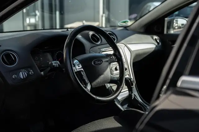 Ford Mondeo view 10