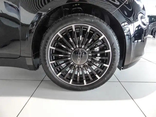 Fiat 500e view 3