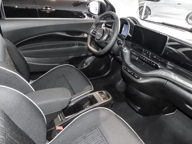 Fiat 500e view 4