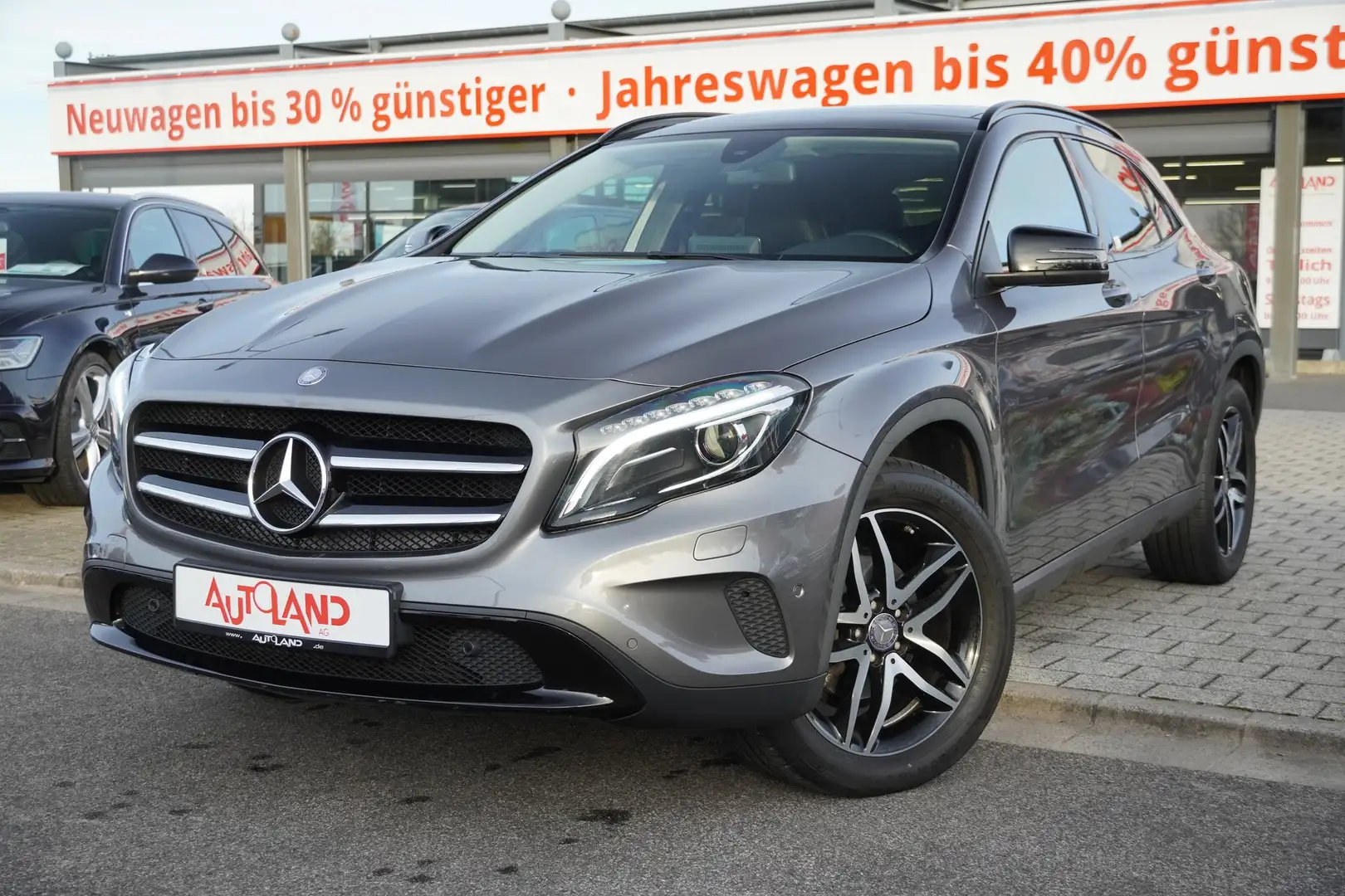 Mercedes-Benz GLA 200 Score Urban Klima Bi-Xenon Navi Tempomat Grau - 2