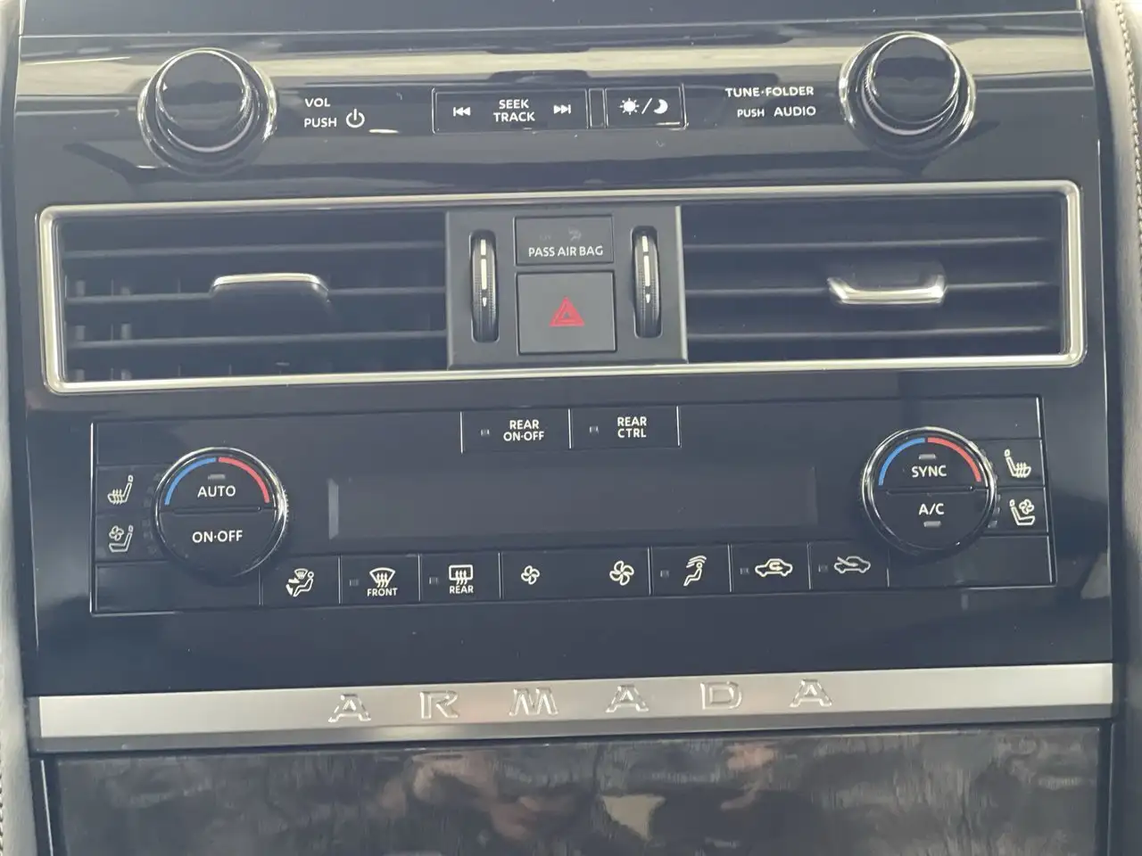 Nissan Armada снимка Nissan Armada