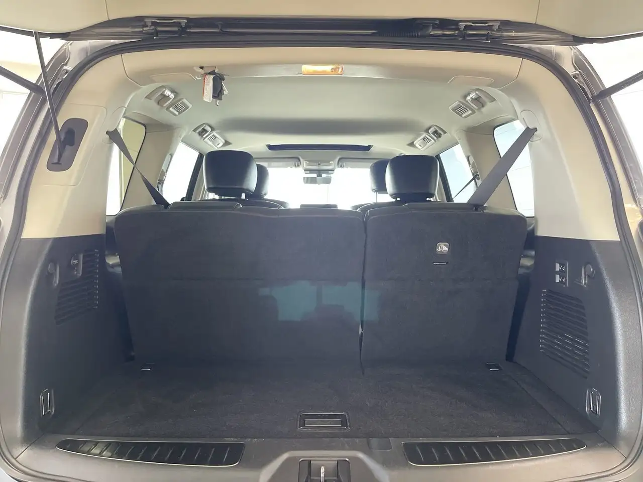 Nissan Armada снимка Nissan Armada