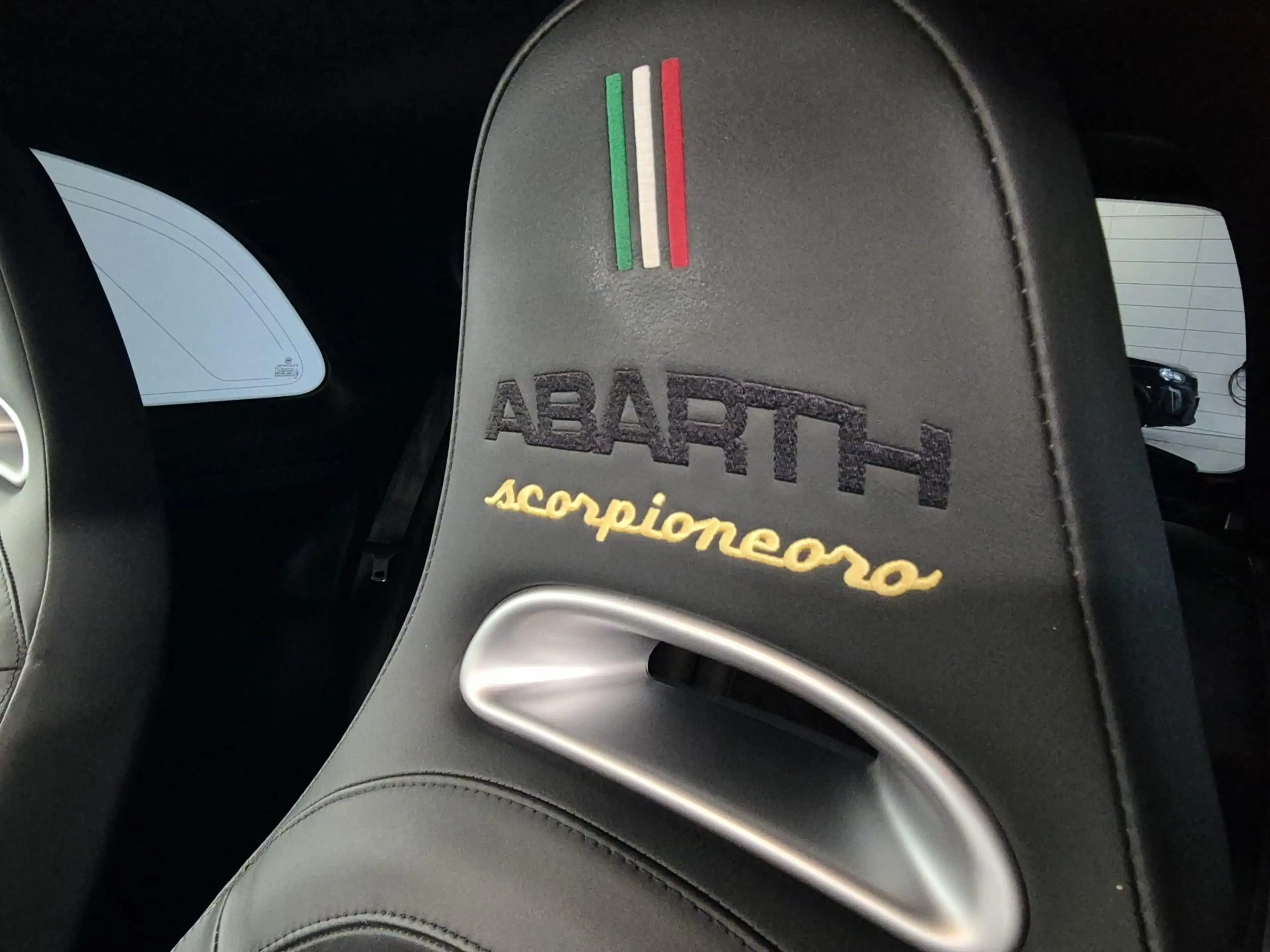Abarth 595 1.4 T-Jet Scorpione Oro 'One of 2000' — photo 10
