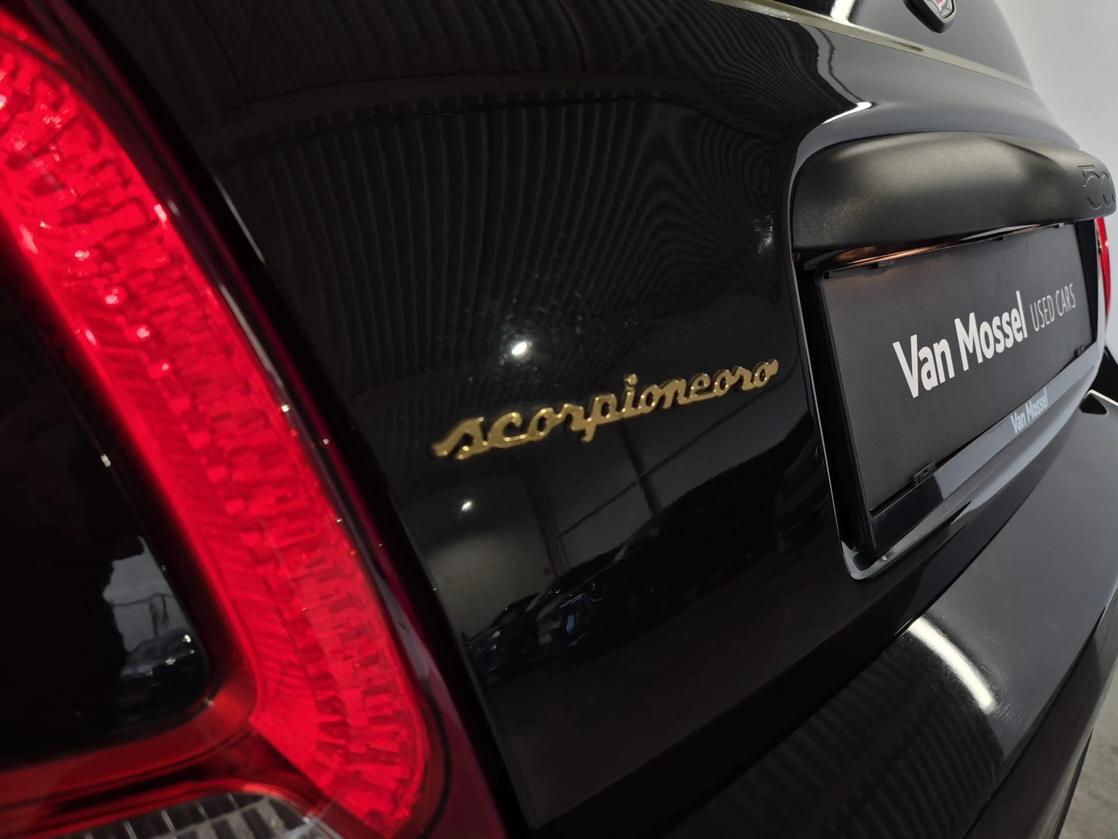 Abarth 595 1.4 T-Jet Scorpione Oro 'One of 2000' — photo 9