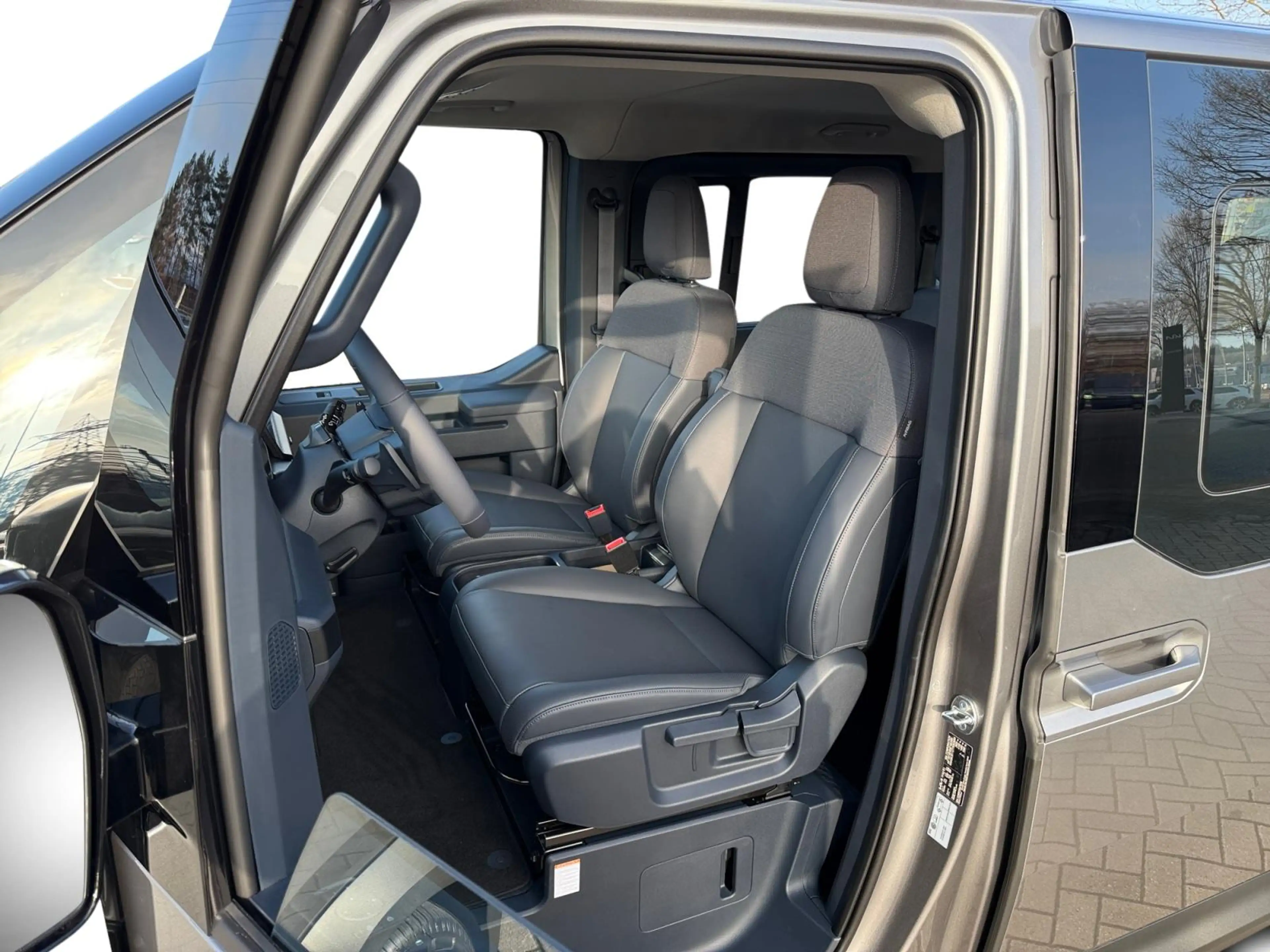Kia PV5 Passenger 71.2 kWh Plus L2H1 Privacy Glass — photo 11