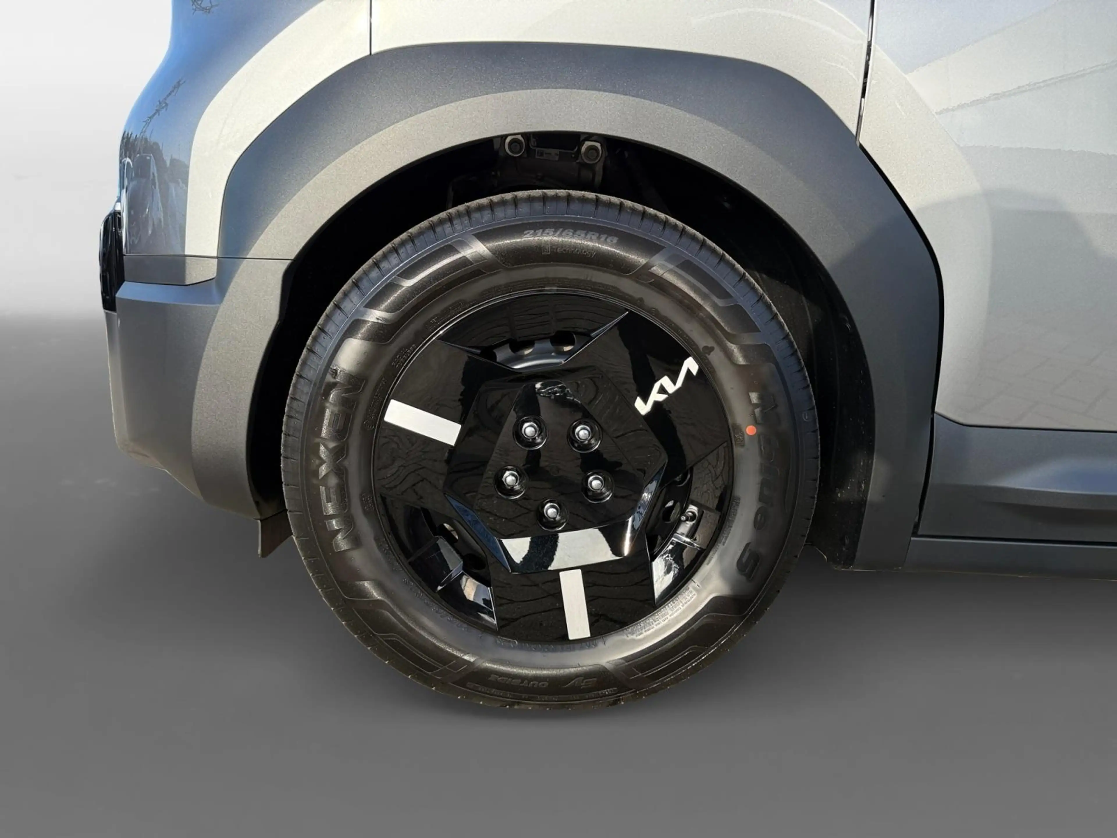 Kia PV5 Passenger 71.2 kWh Plus L2H1 Privacy Glass — photo 14