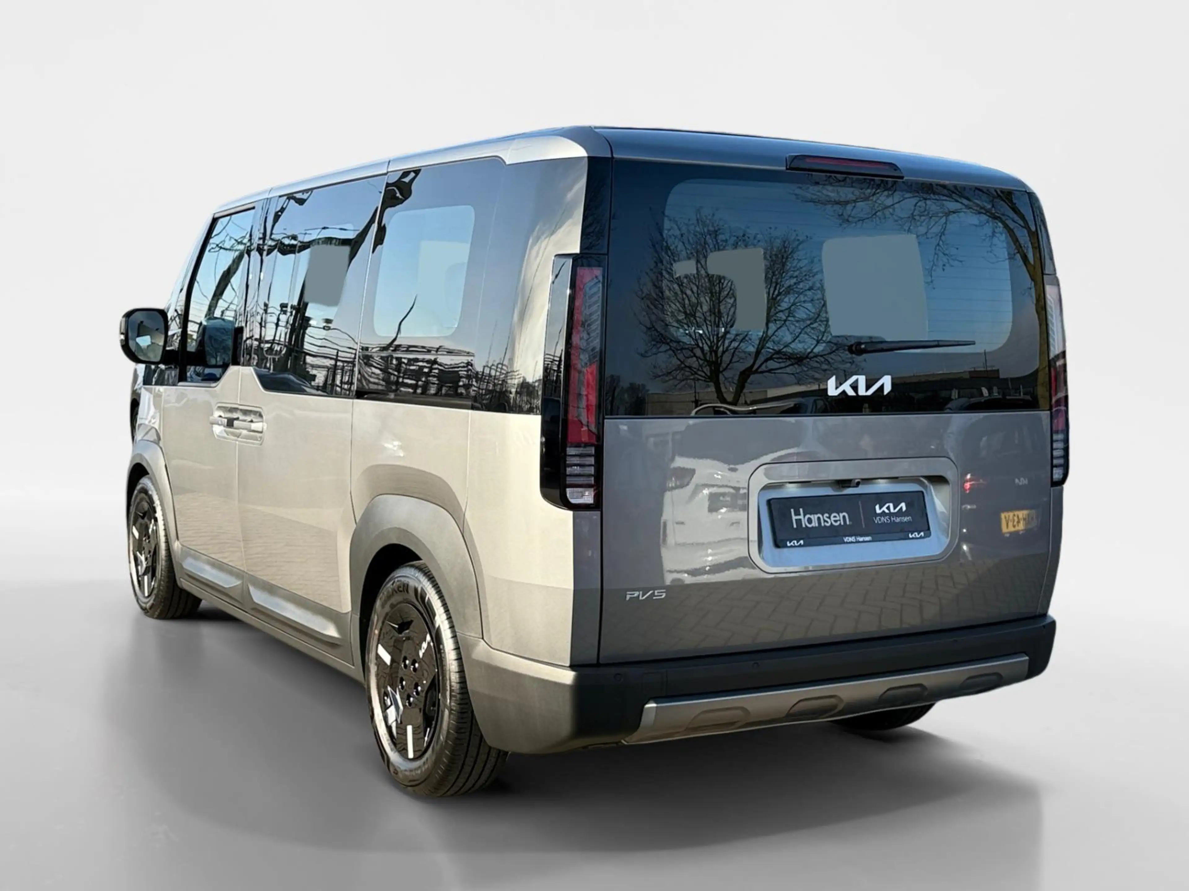 Kia PV5 Passenger 71.2 kWh Plus L2H1 Privacy Glass — photo 5