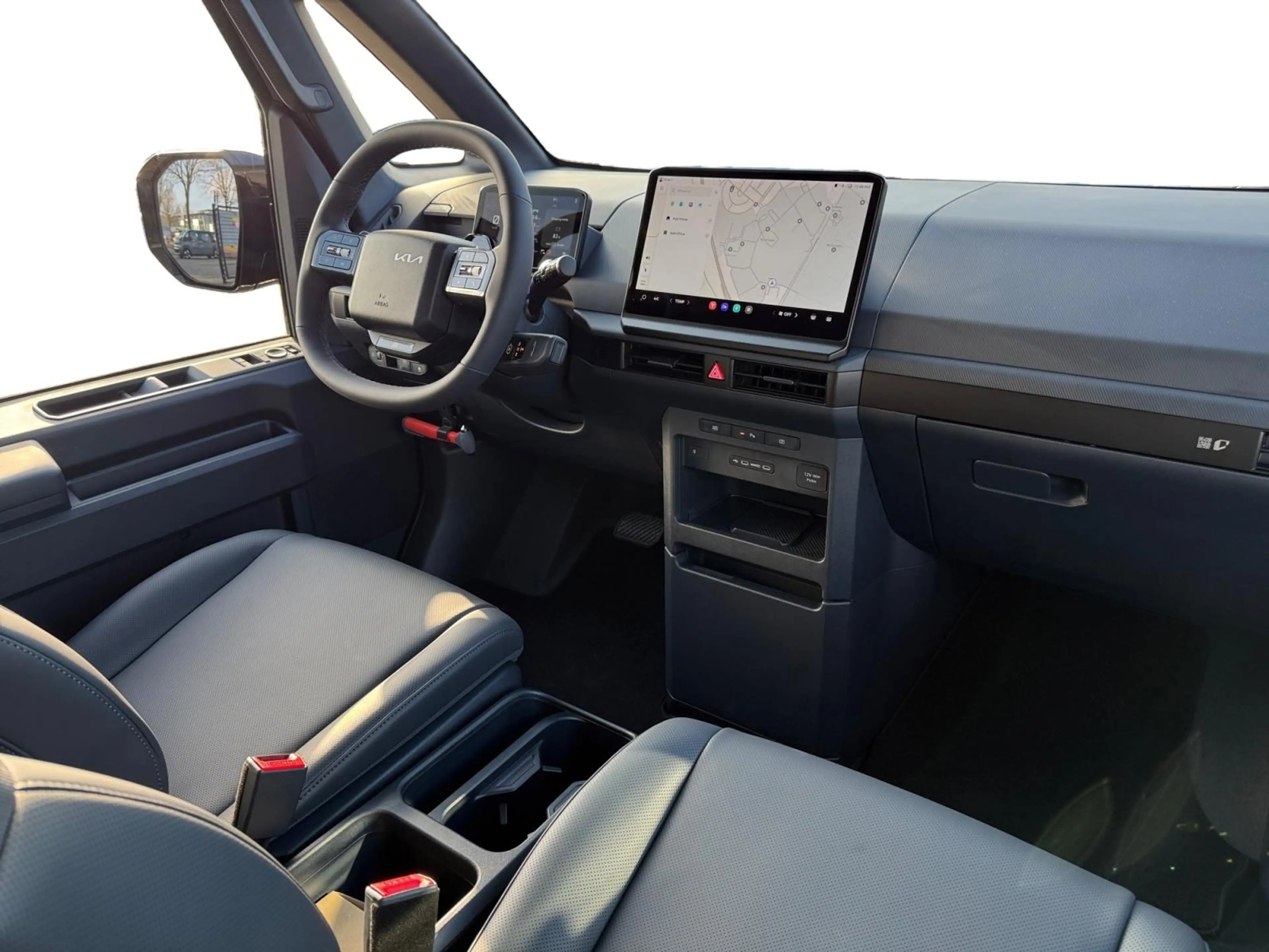 Kia PV5 Passenger 71.2 kWh Plus L2H1 Privacy Glass — photo 3