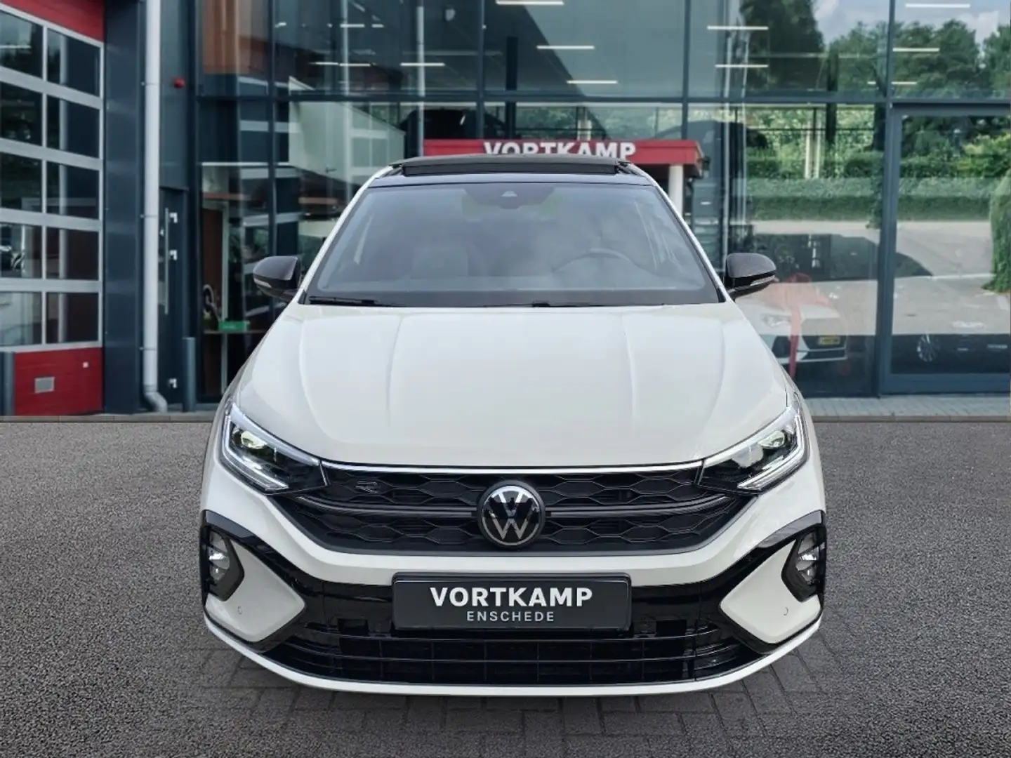 Volkswagen Taigo 1.0 TSI DSG R-LINE BLACK-OPTIK PANO-DAK/CAMERA/ACC Grijs - 2