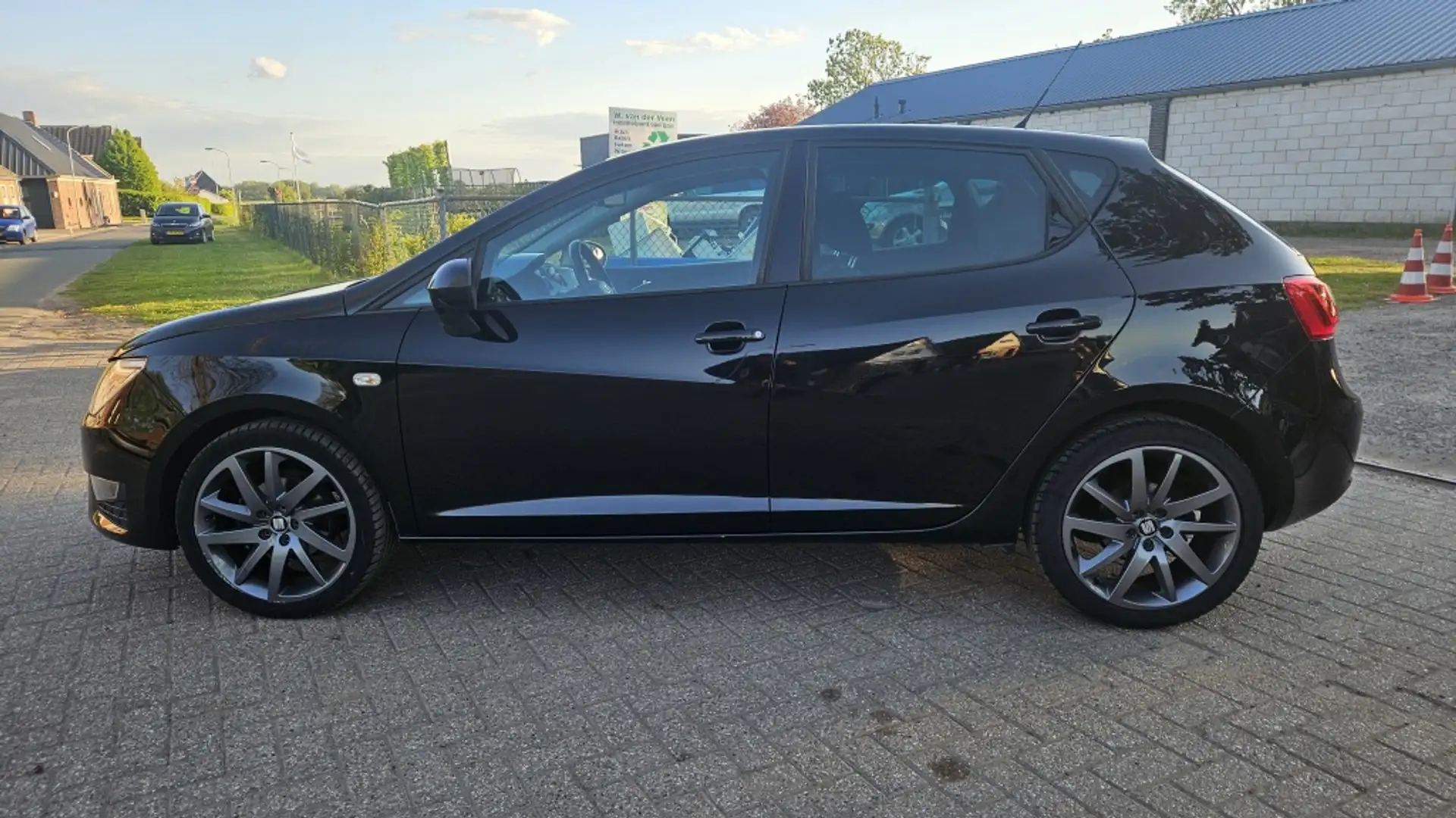 SEAT Ibiza SC 1.2 TSI FR Zwart - 2