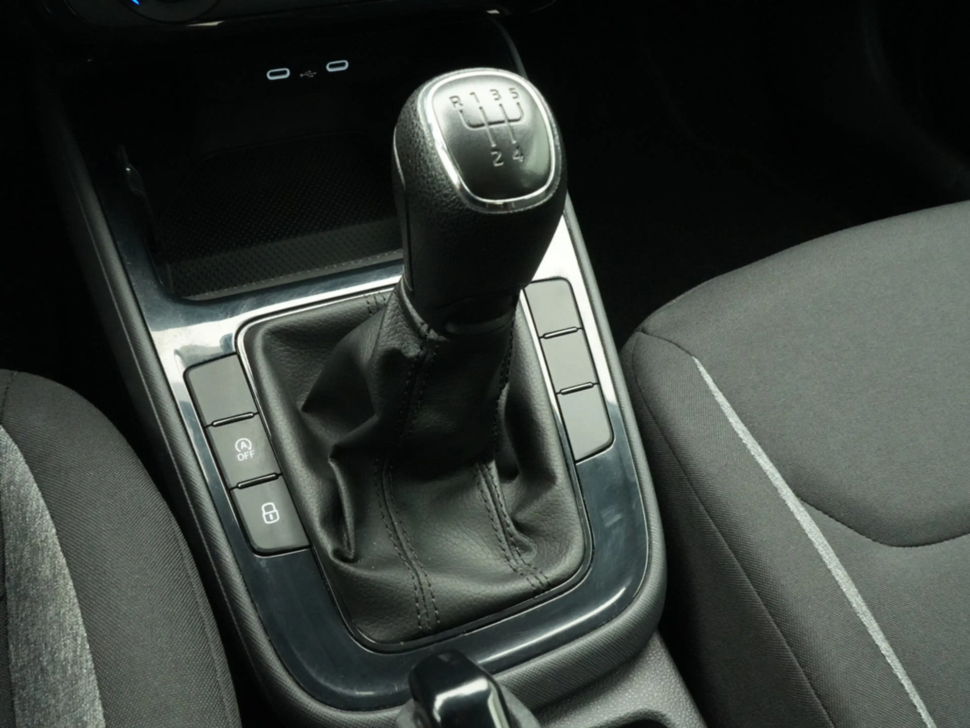 Skoda Fabia Active CARPLAY LED PDC KLIMA — photo 11