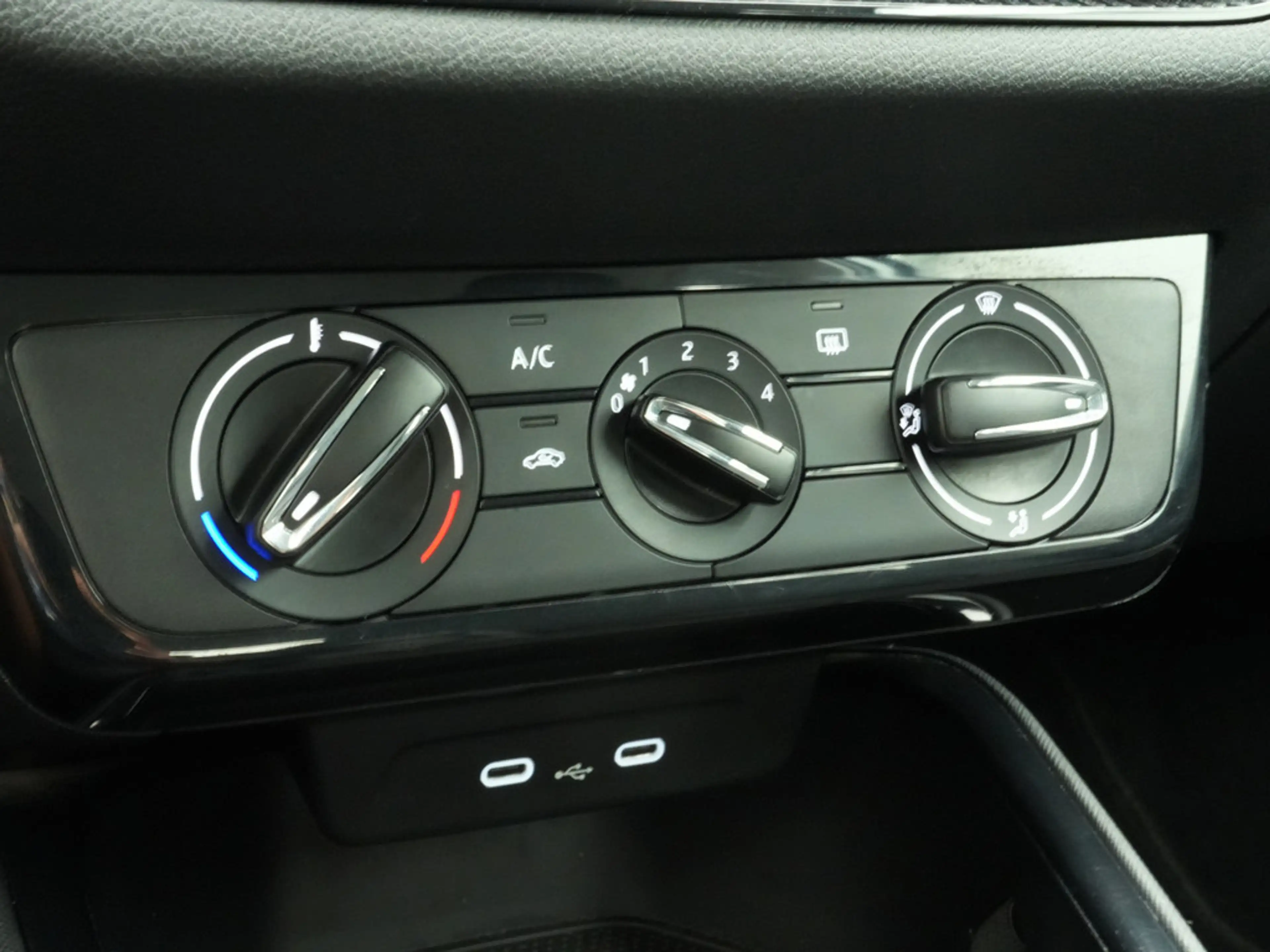 Skoda Fabia Active CARPLAY LED PDC KLIMA — photo 9