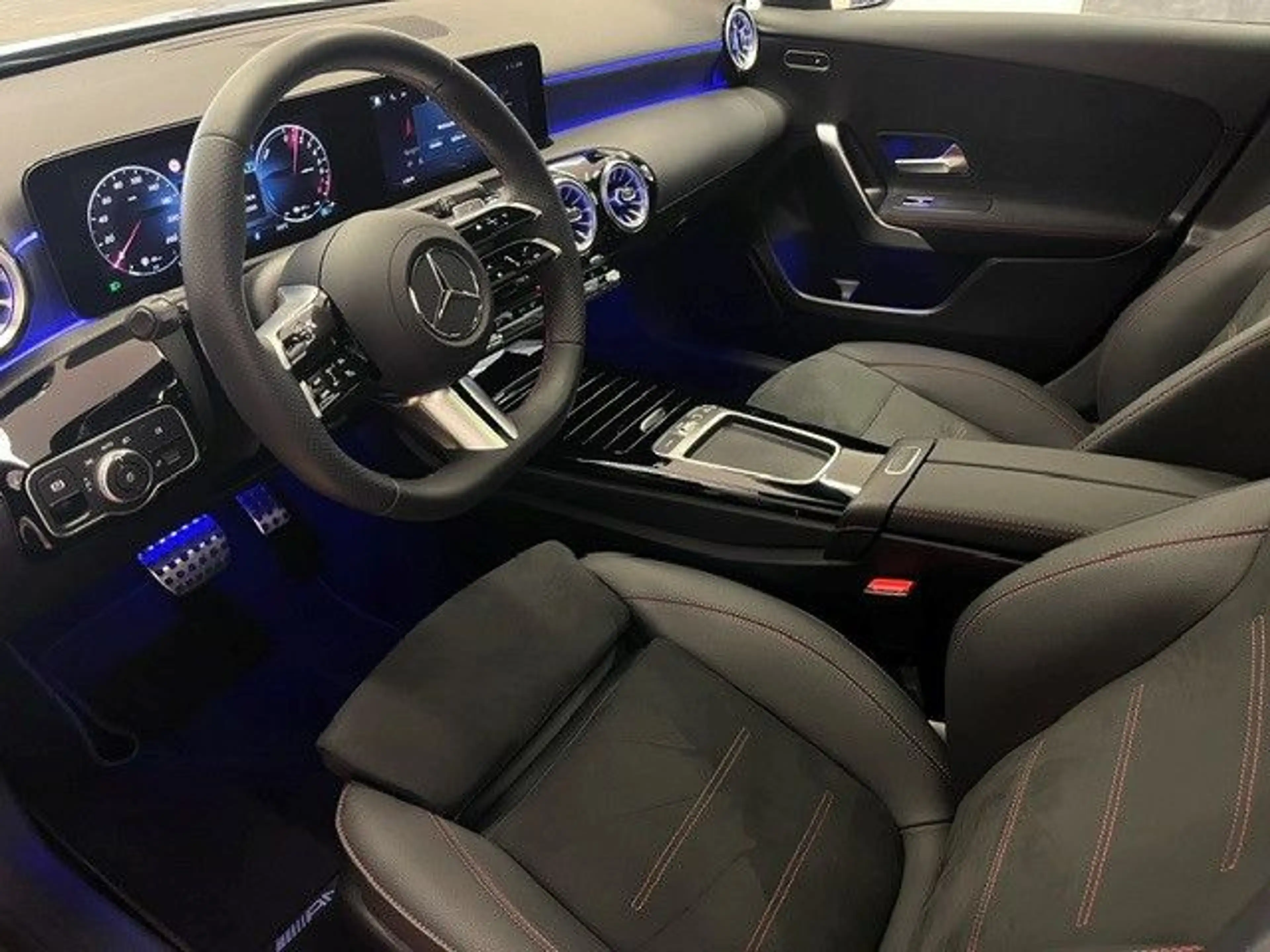 Mercedes-Benz A 250 e AMG-Line Panorama Distronic Keyless Go — photo 3