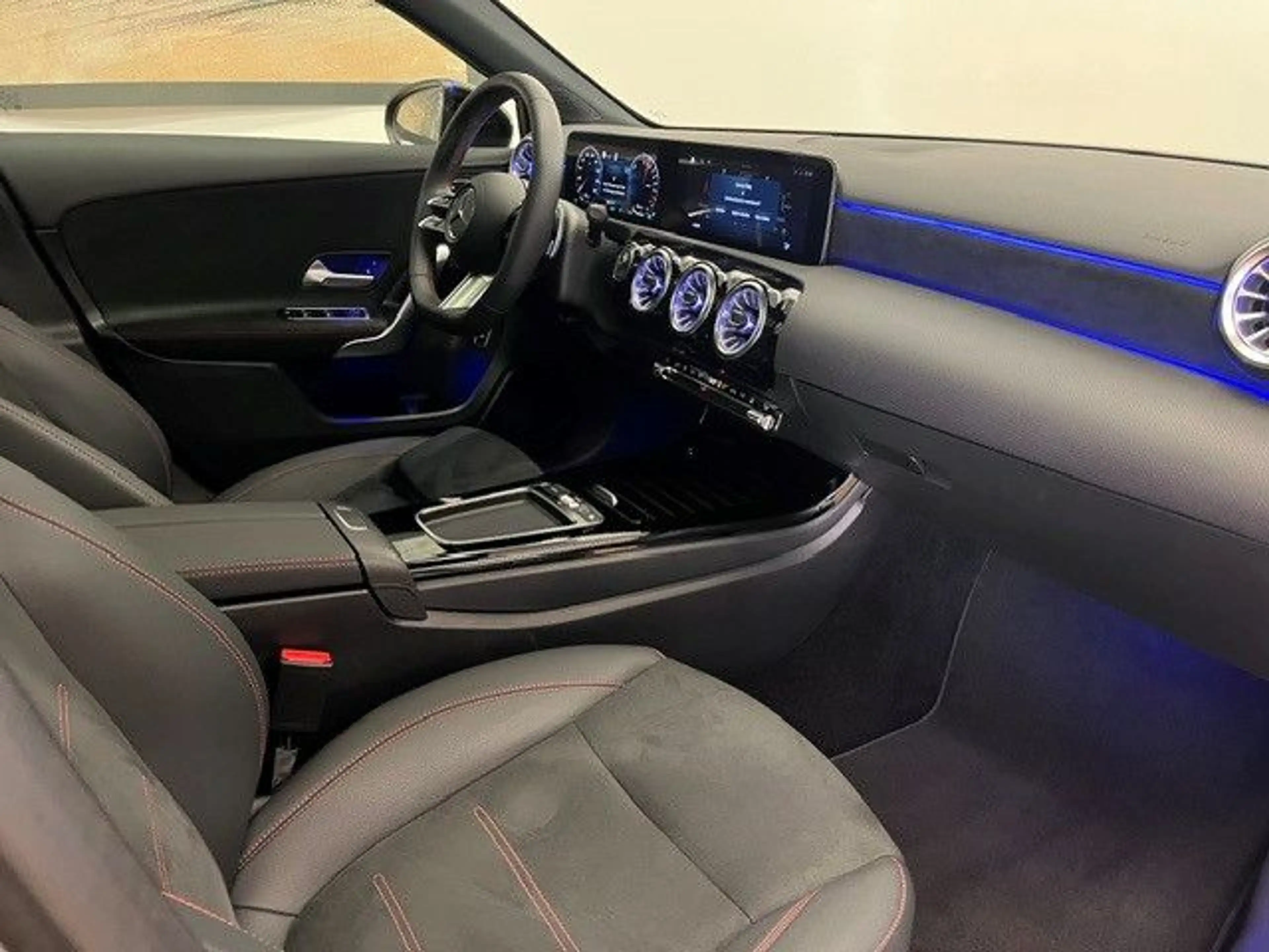 Mercedes-Benz A 250 e AMG-Line Panorama Distronic Keyless Go — photo 4