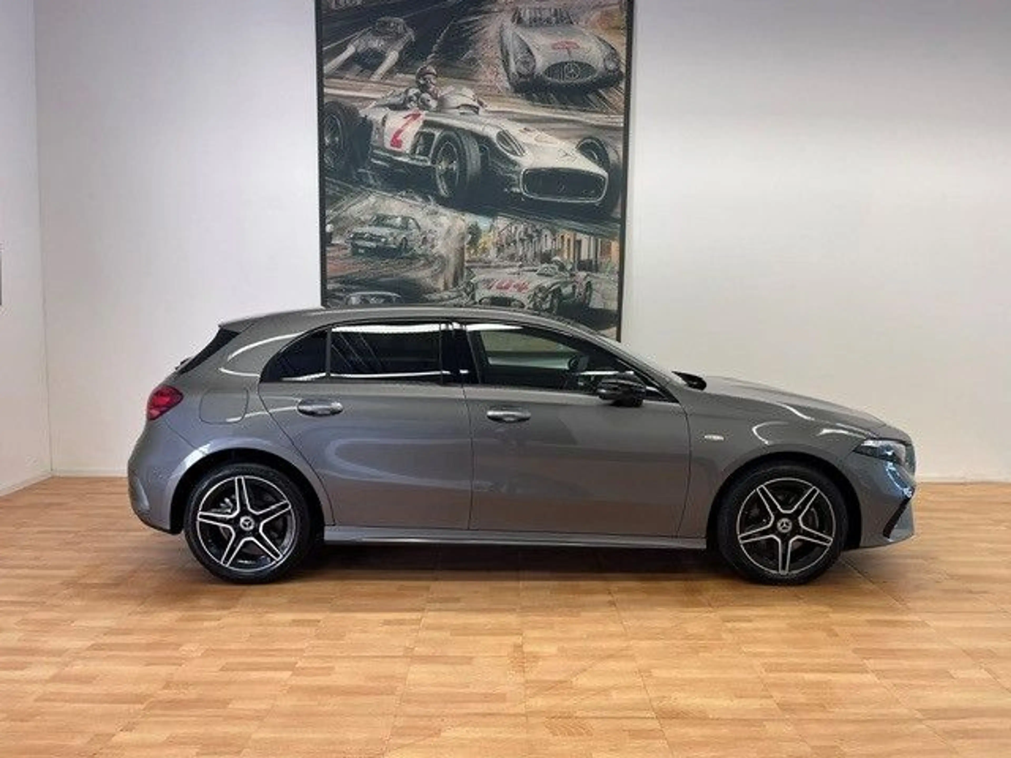 Mercedes-Benz A 250 e AMG-Line Panorama Distronic Keyless Go — photo 5