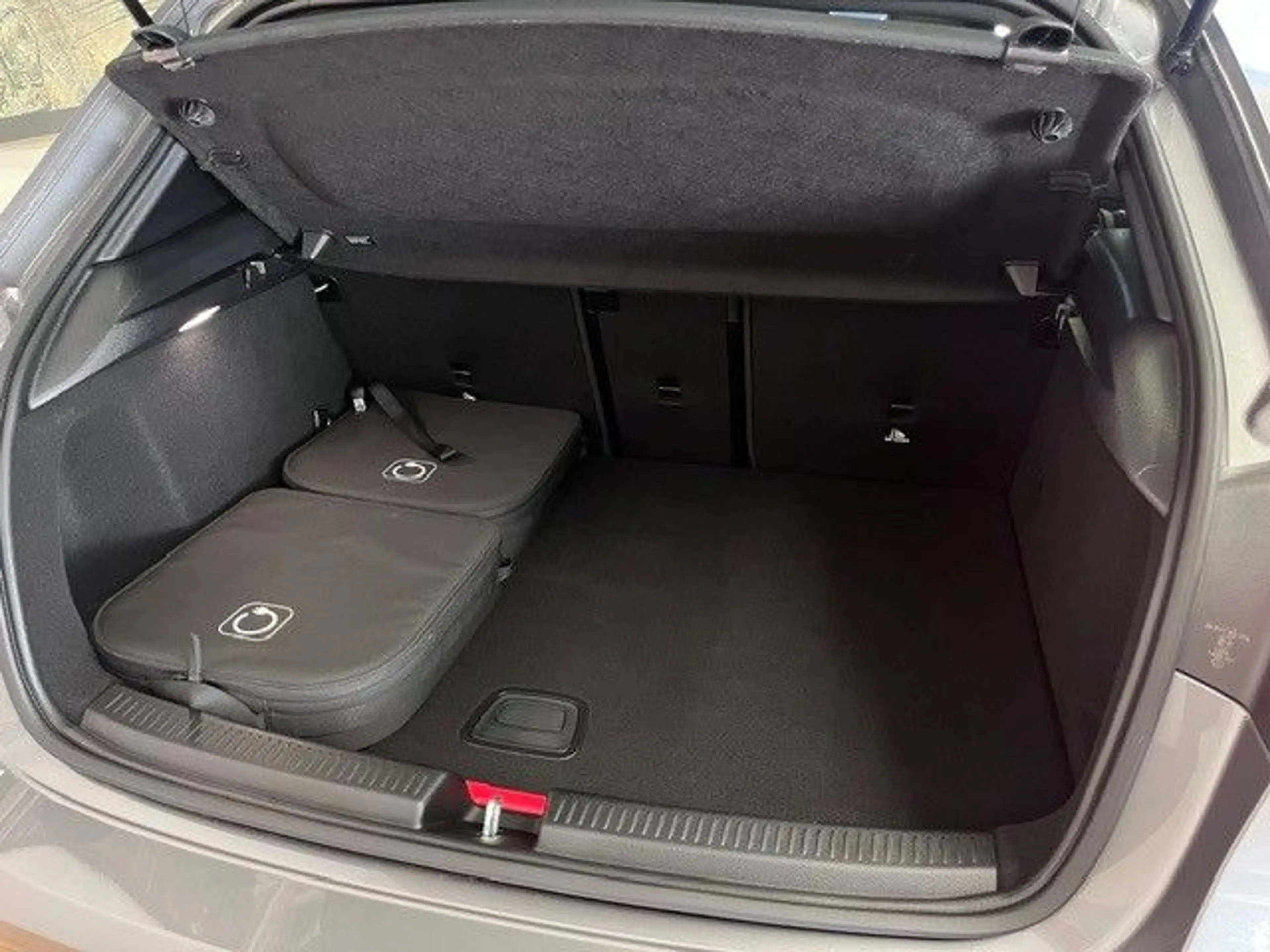 Mercedes-Benz A 250 e AMG-Line Panorama Distronic Keyless Go — photo 11
