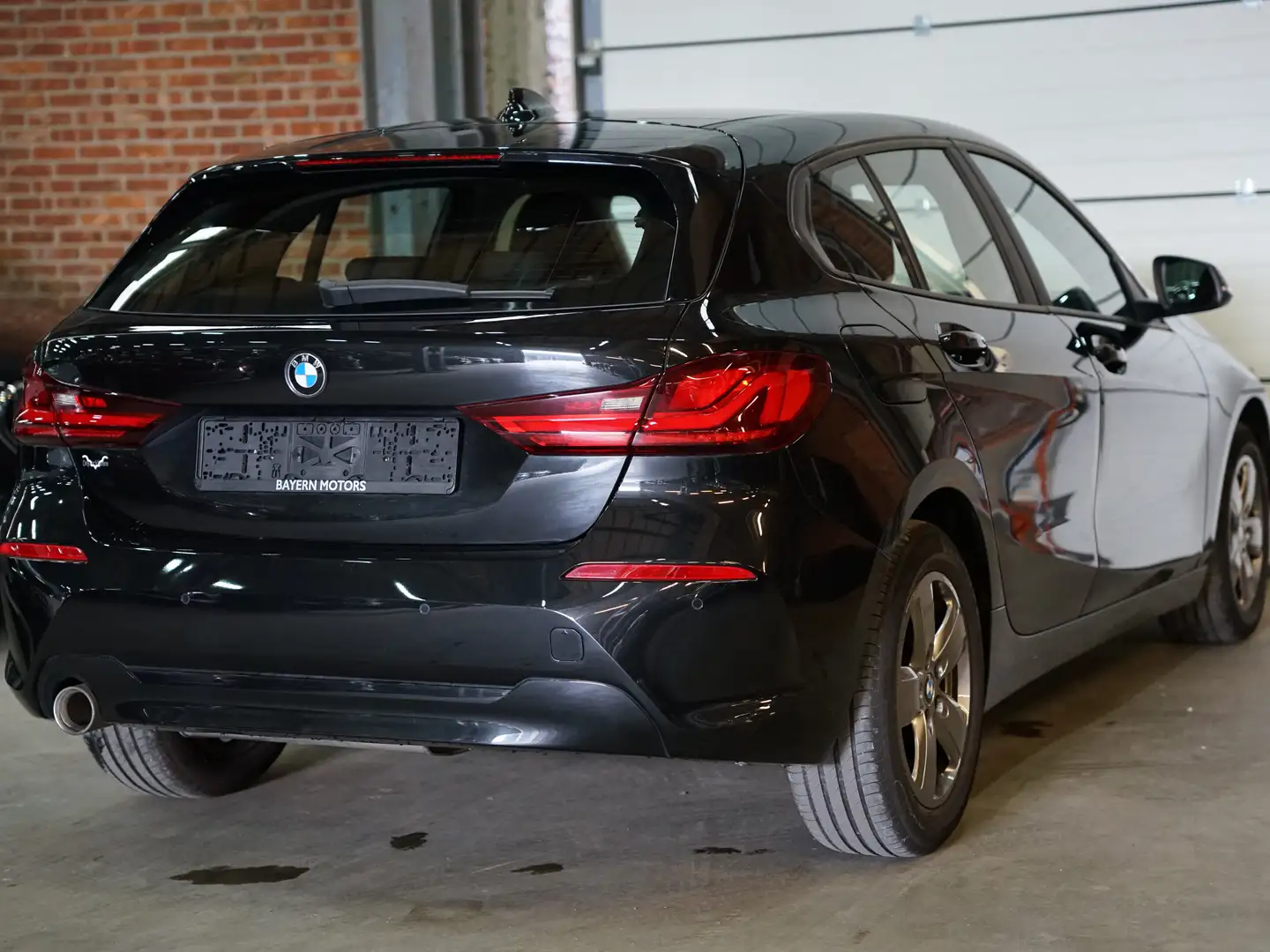 BMW 116 d Navi LED 2021 117.000km EURO 6d Zwart - 2
