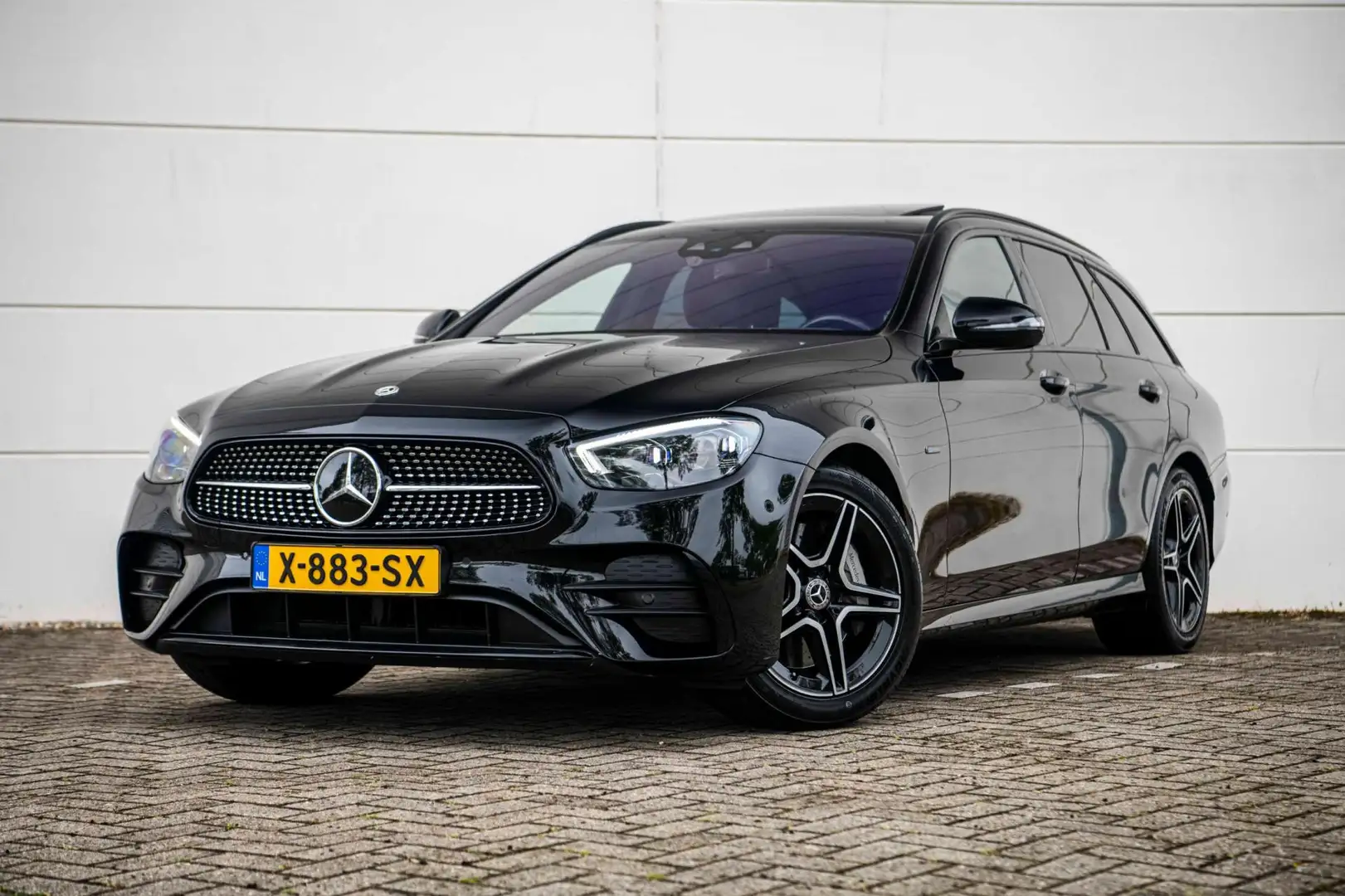 Mercedes-Benz E 300 Estate de AMG Line |LED|ACC|Schuifdak|LEDER| Noir - 1