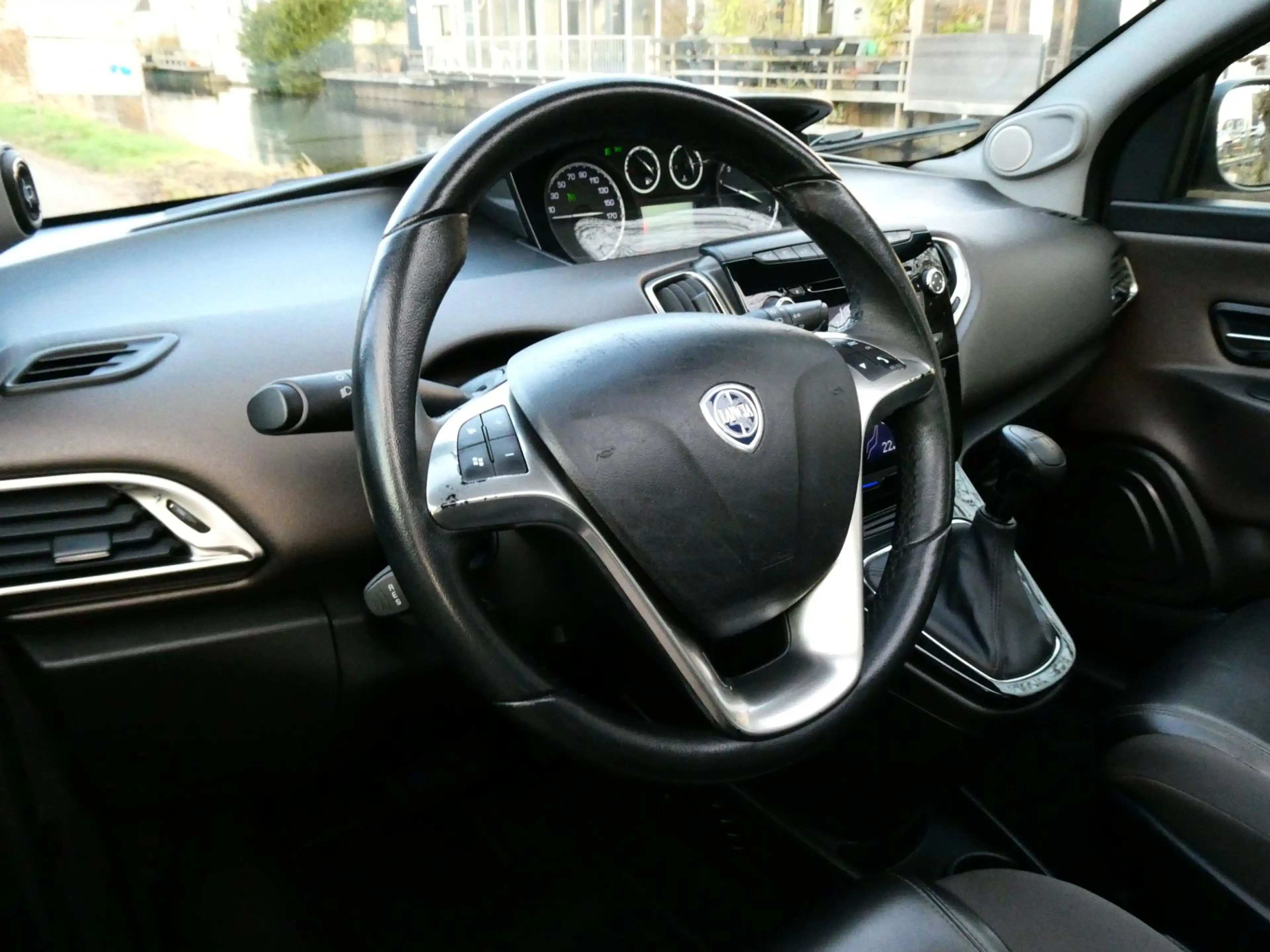 Lancia Ypsilon 0.9 Platinum 86pk Automaat Clima Leder 145.000km. — photo 16