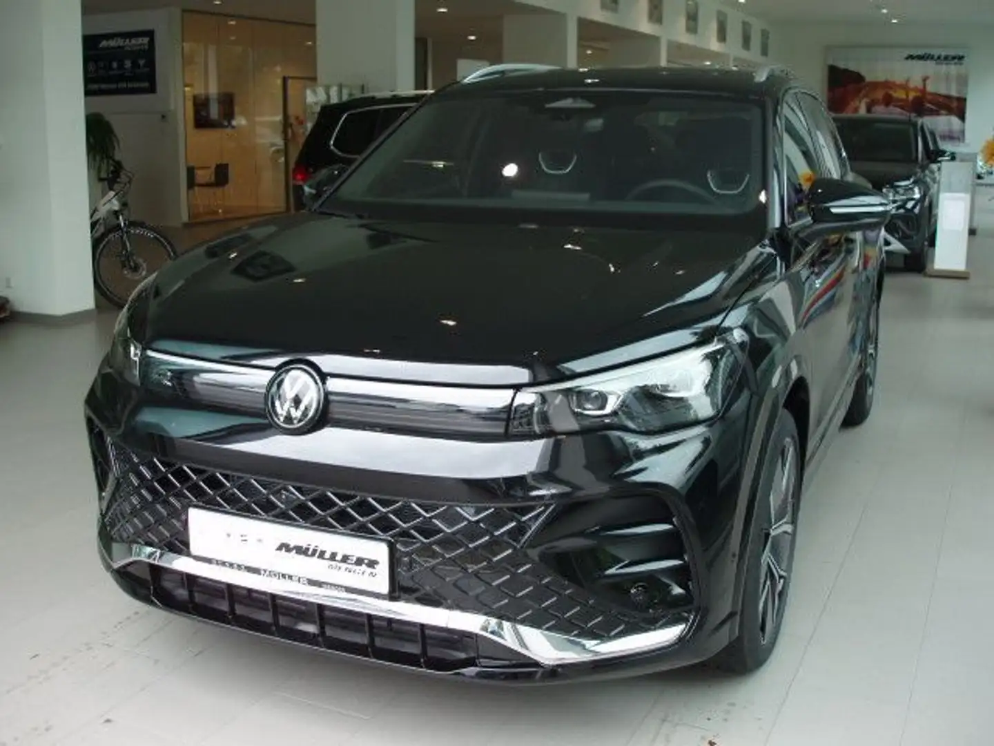 Volkswagen Tiguan R-Line 2.0 TSI 4Motion AHK/STHZG/Pano Zwart - 2