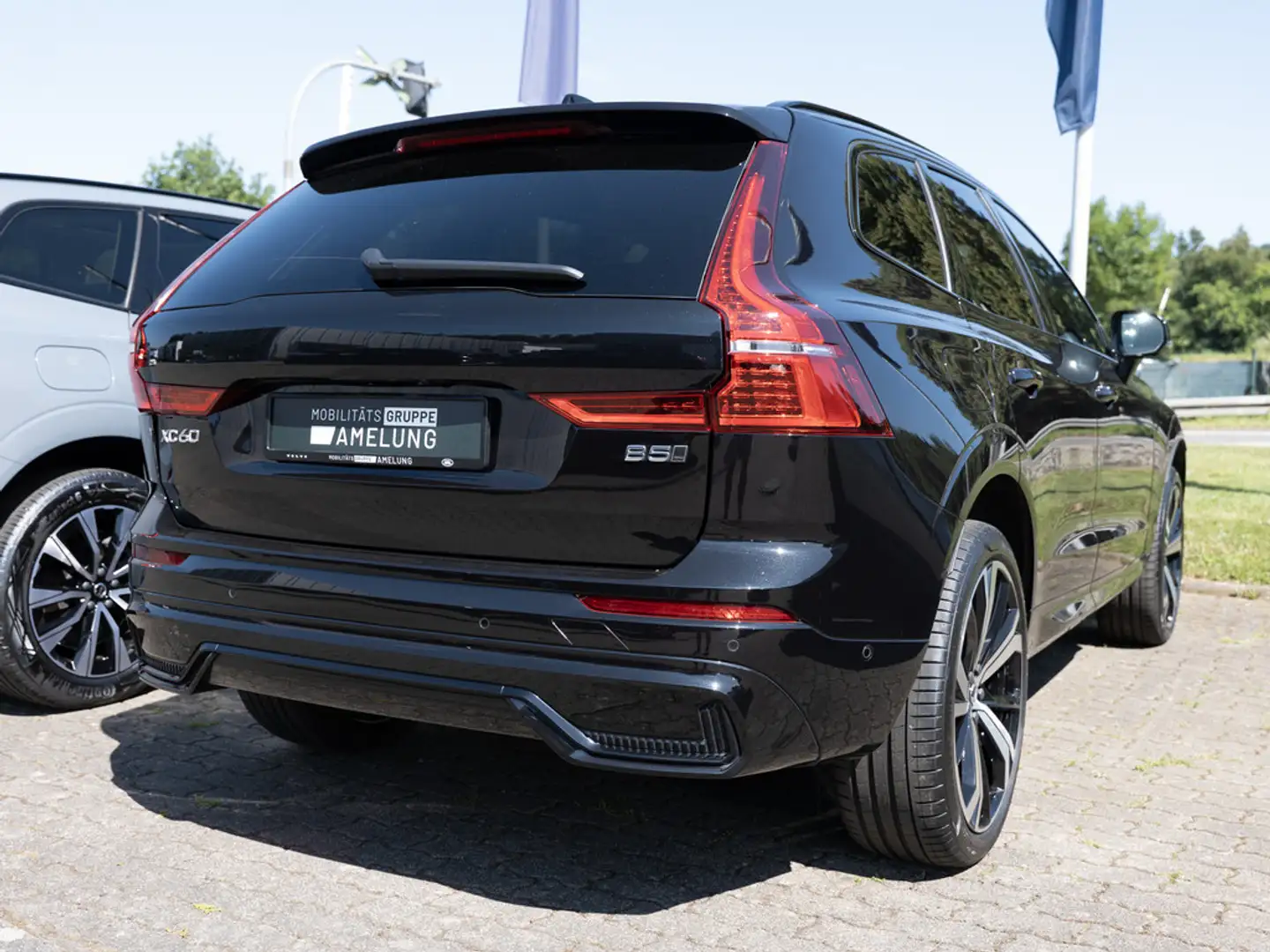 Volvo XC60 B5 AWD R-Design aus 1.Hand LED PANO 360° Schwarz - 2