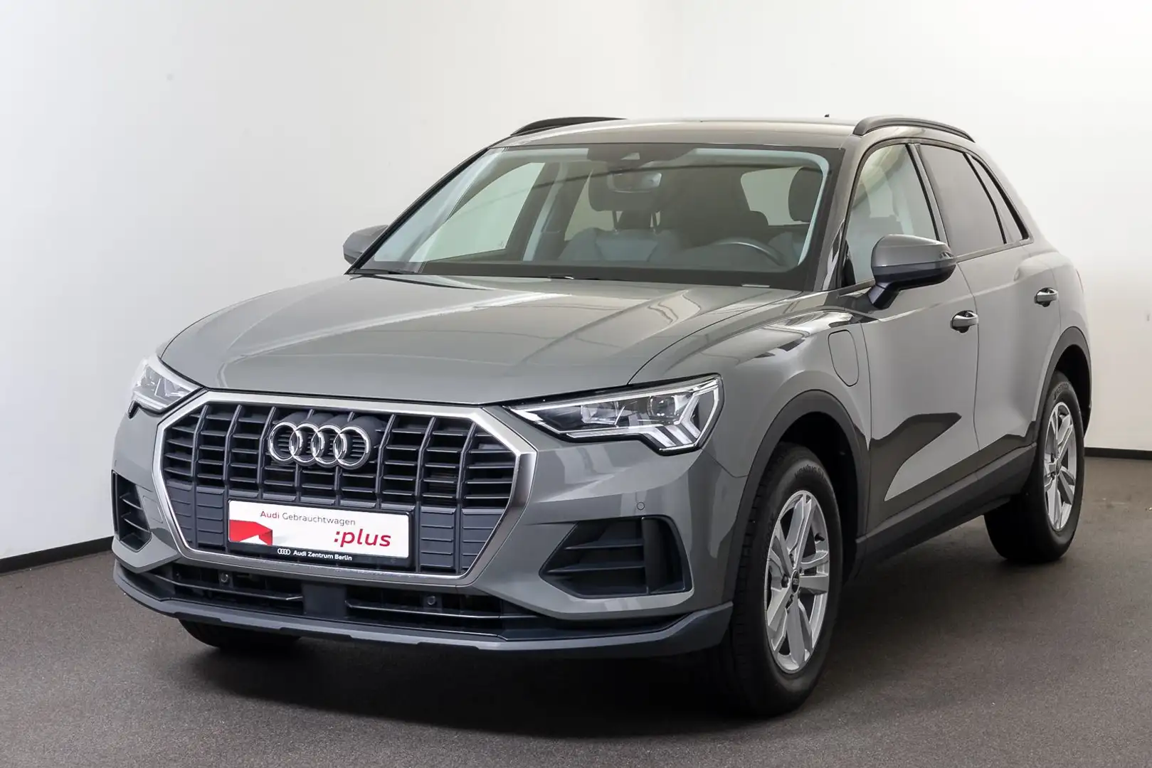 Audi Q3 45 e S tr. SITZHZG PDC RFK LED NAVI Gris - 2