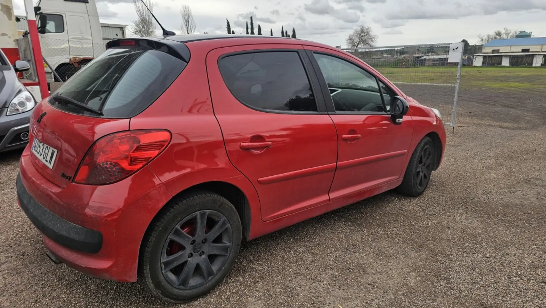 Peugeot 207 1.6HDI Confort Rouge - 2