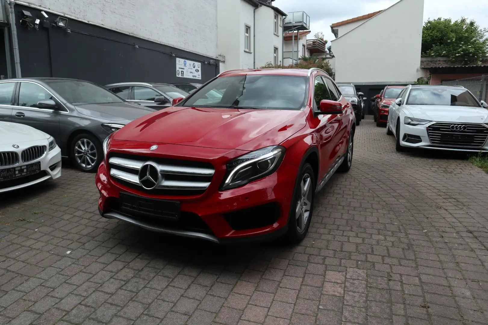 Mercedes-Benz GLA 180 Street Style  AMG-Line Bi-Xenon Totwinke Rojo - 2