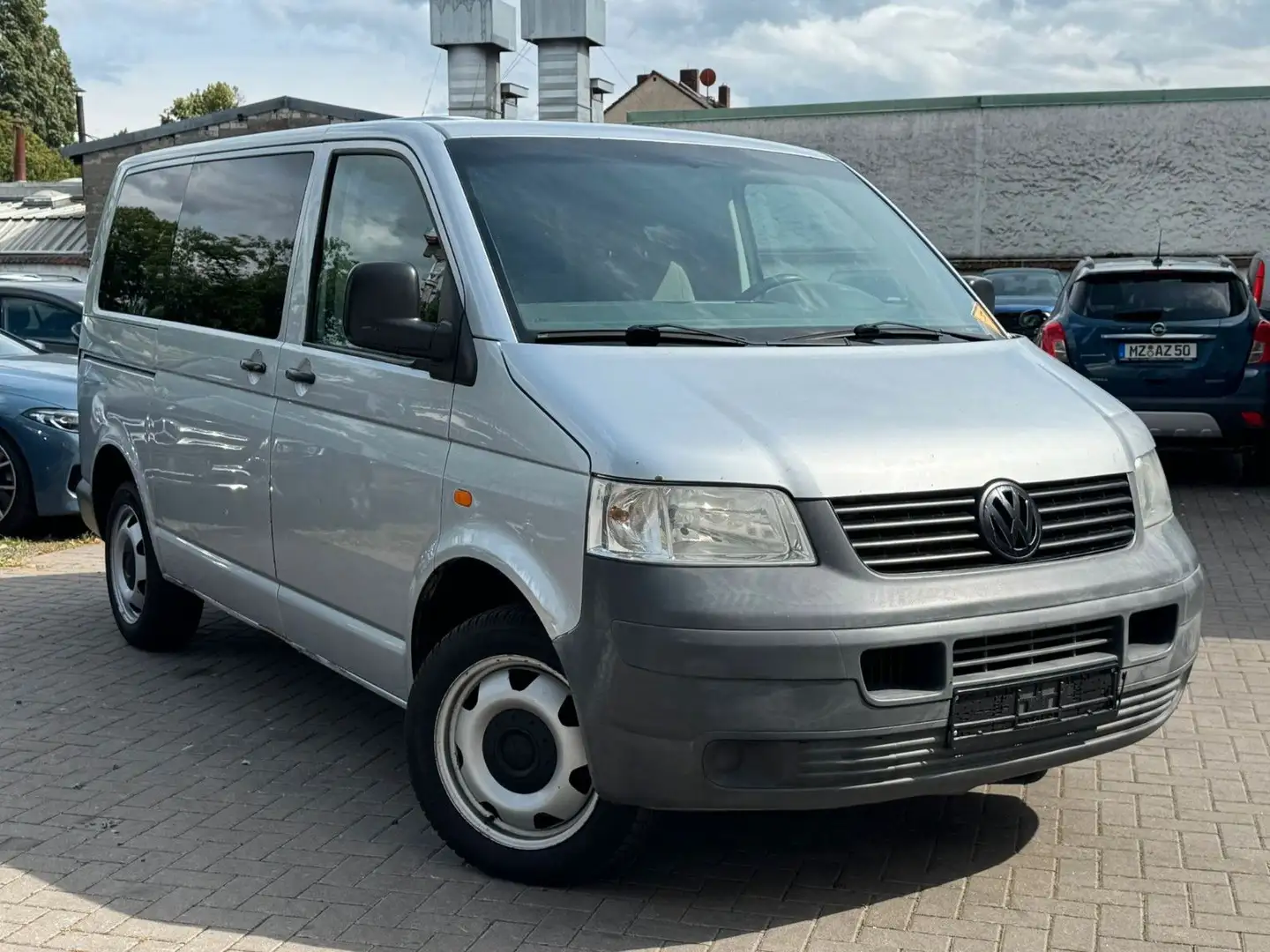 Volkswagen T5 Transporter 2,5TDI Kasten-Kombi9-Sitzer Autom Silber - 1