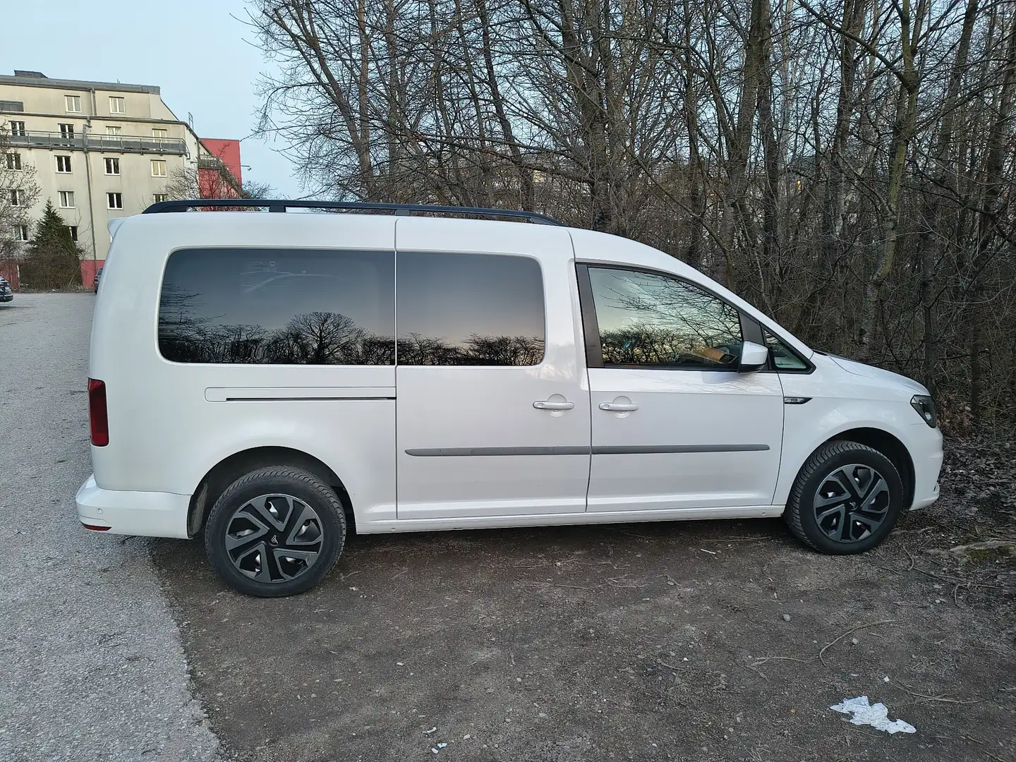 Volkswagen Caddy 2.0 TDI (7-Si.) 4MOTION Maxi Comfortline Weiß - 2