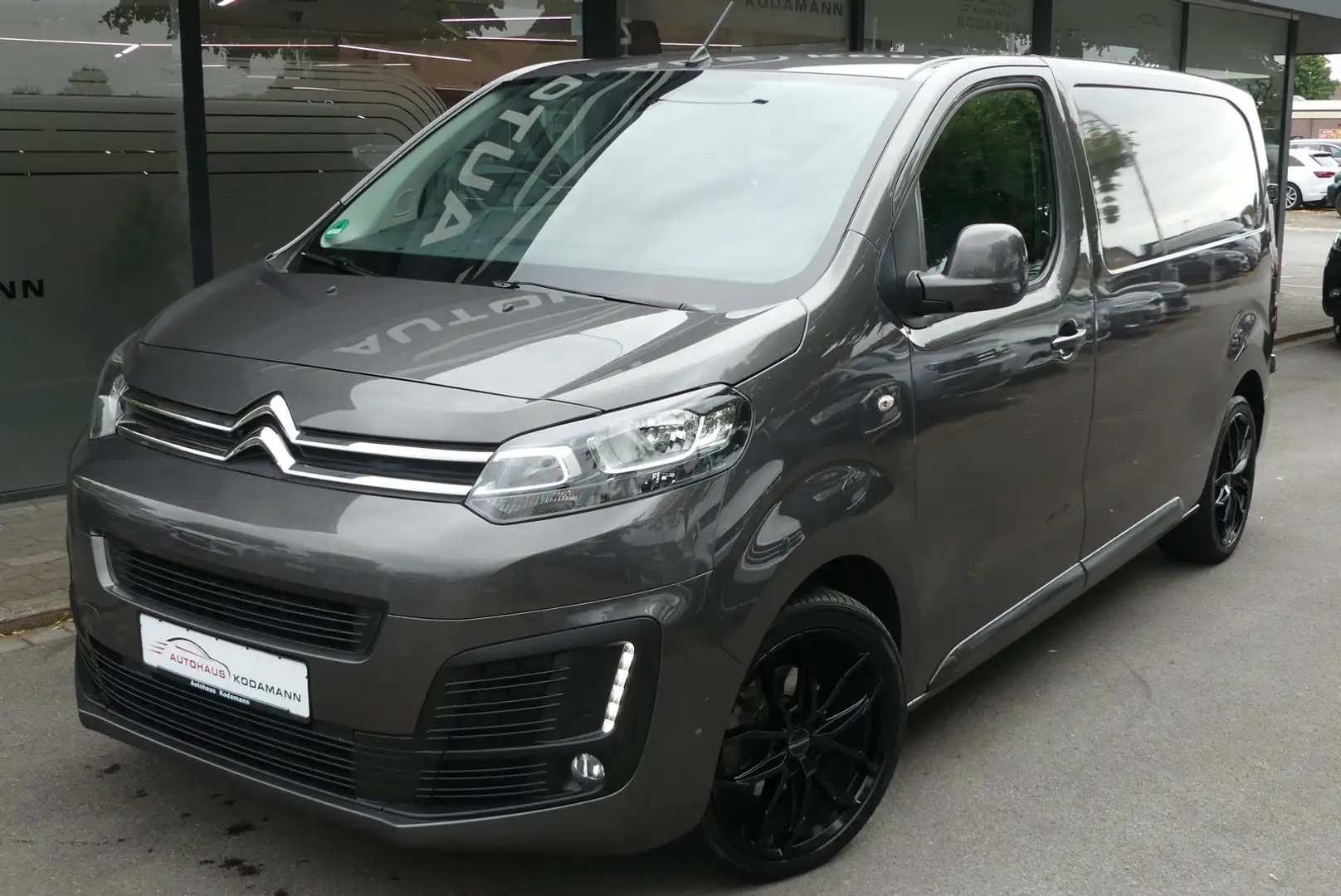 Citroen Jumpy Club M 2.0 BlueHDI*Tempo.*SHZ*Cam*19"*AHK* Grau - 2