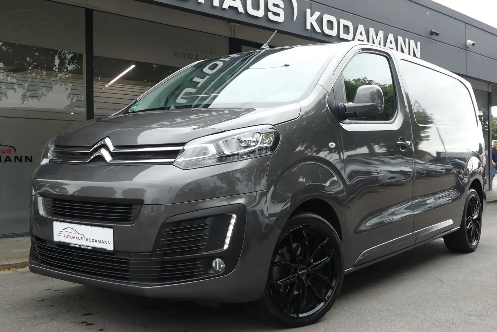 Citroen Jumpy Club M 2.0 BlueHDI*Tempo.*SHZ*Cam*19"*AHK* Grau - 1
