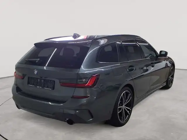 BMW 3 Series view 4