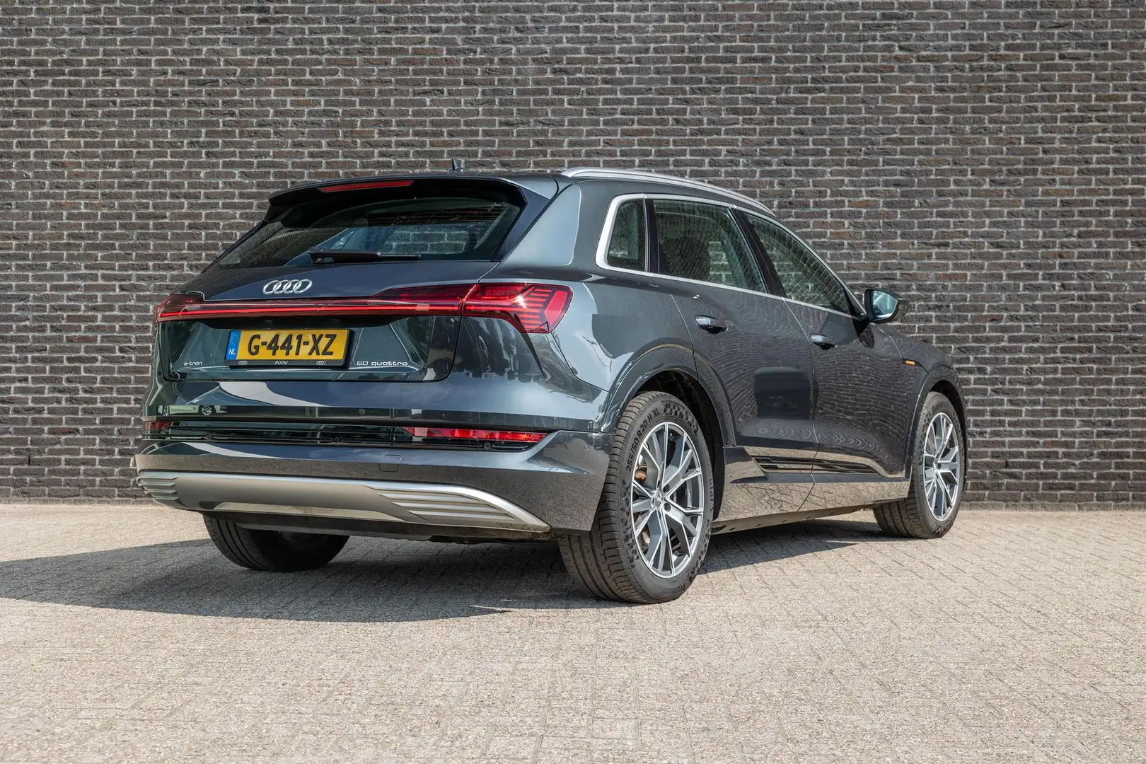 Audi e-tron 50 313pk quattro Launch Edition Plus 71 kWh | Pano Grijs - 2