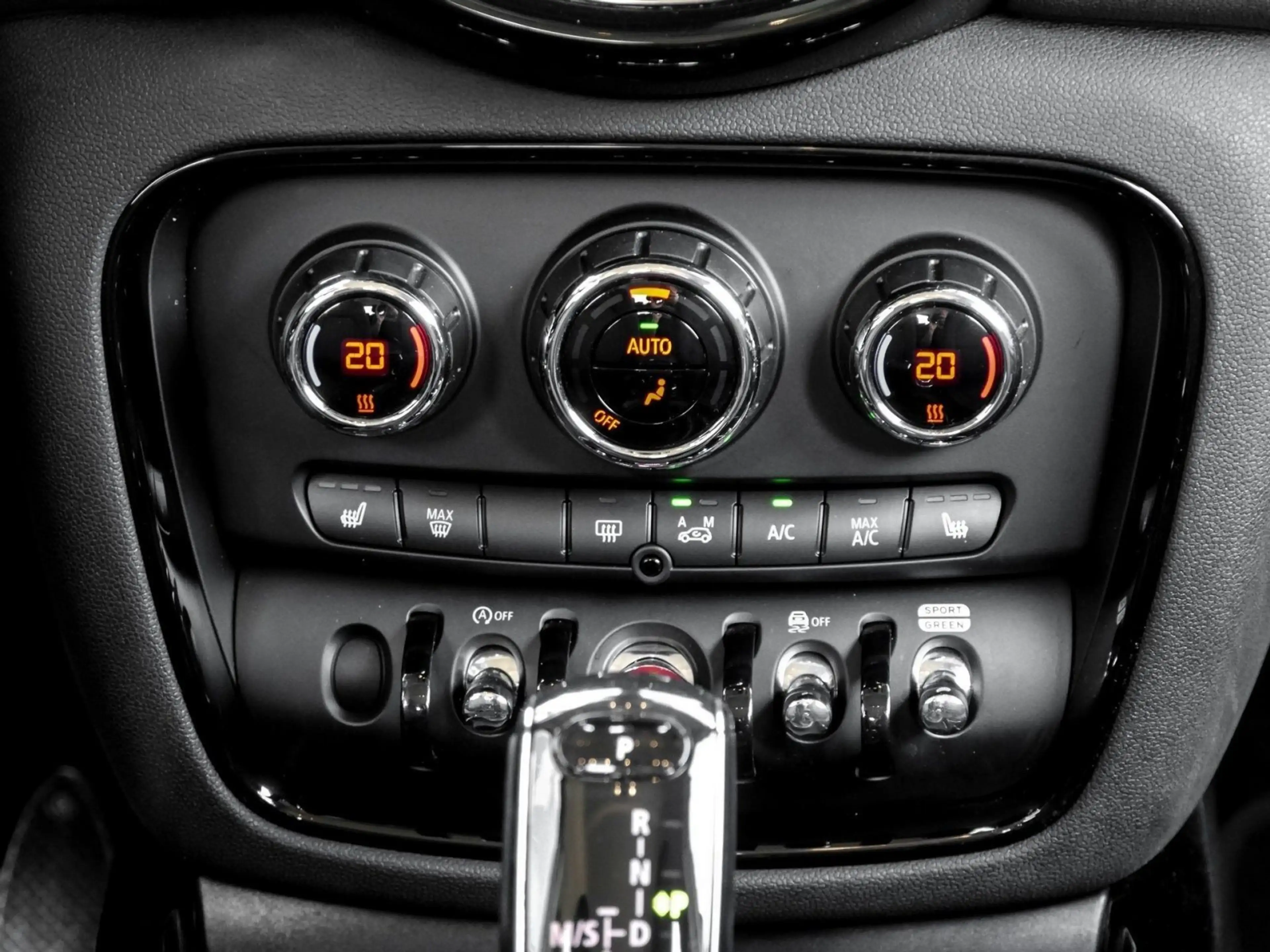 MINI Cooper Clubman ESSENTIAL TRIM+DA+KAMERA+LED+SHZ — photo 8