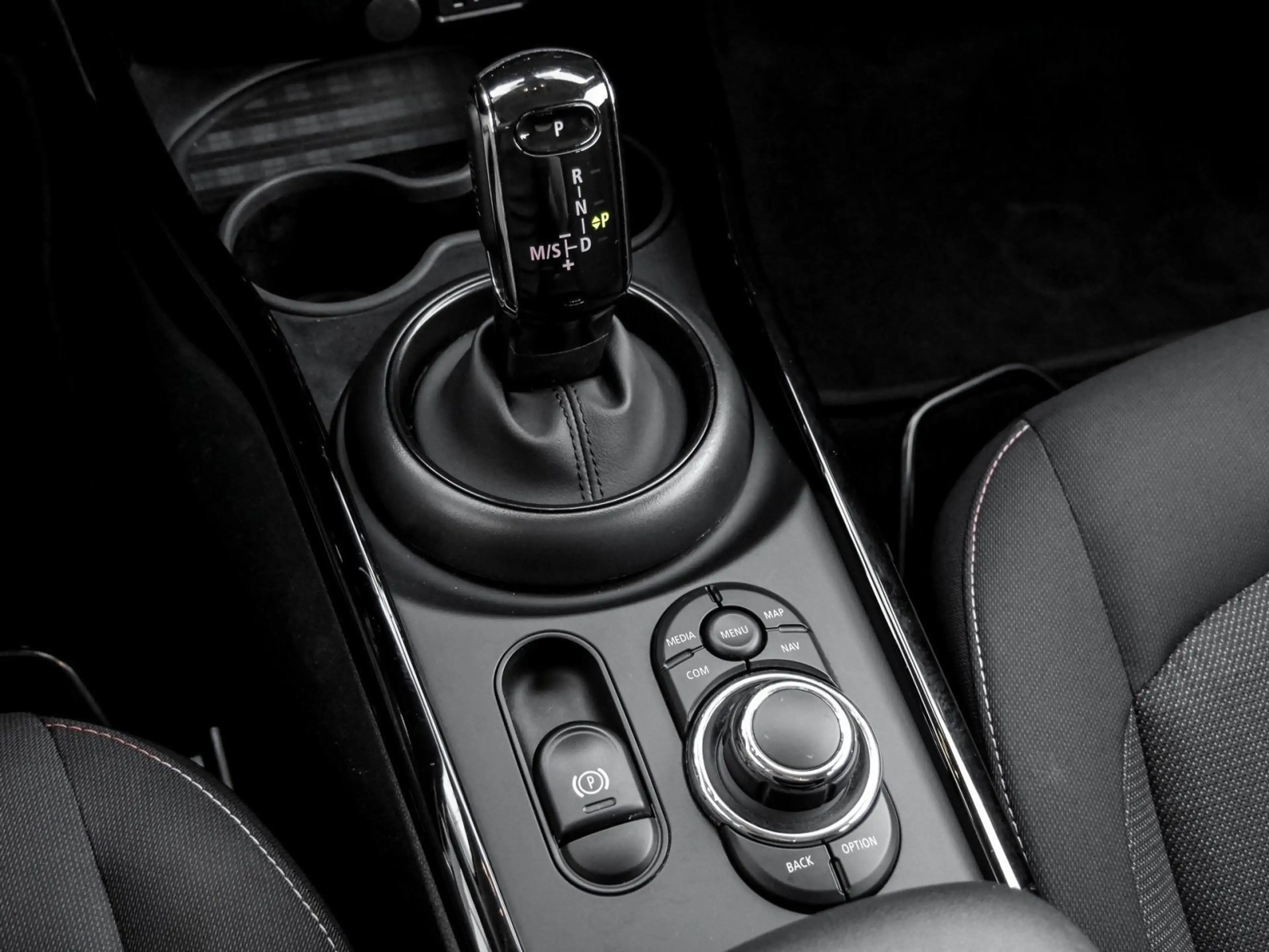MINI Cooper Clubman ESSENTIAL TRIM+DA+KAMERA+LED+SHZ — photo 10
