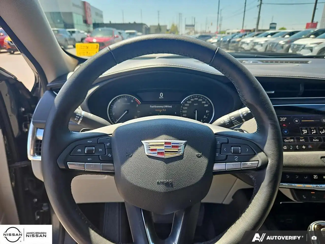 Cadillac XT4 снимка Cadillac XT4