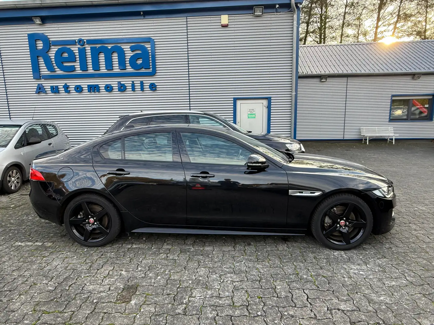 Jaguar XE XE 20t R-Sport, Navi, Xenon, Alufelgen Schwarz - 2