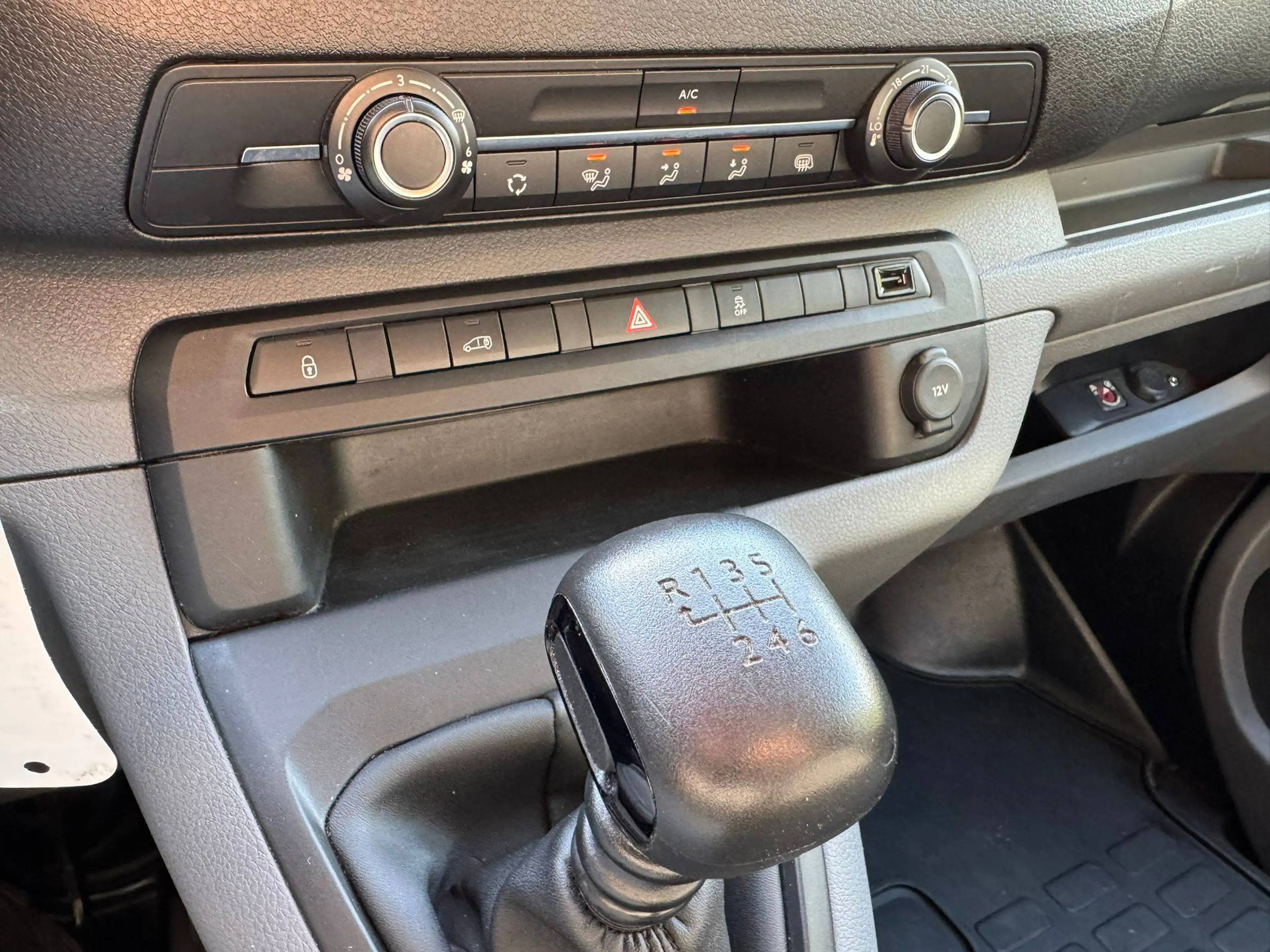 Peugeot Expert Peugeot Expert 2.0 Diesel 122ch | GPS | Caméra | PDC | 3 places — photo 15