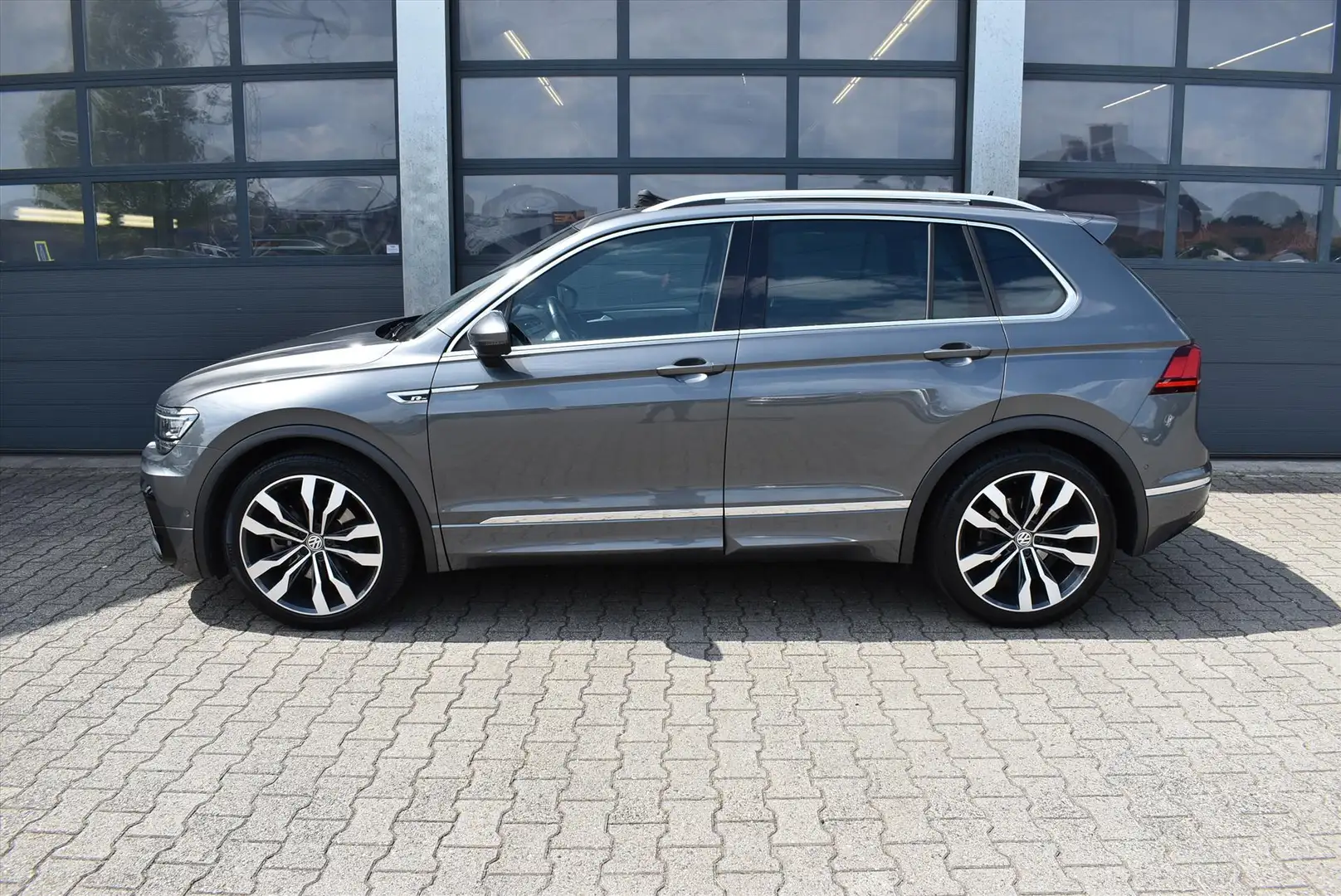 Volkswagen Tiguan 2.0 TSI 180pk 4Motion DSG Highline Business R Grau - 2