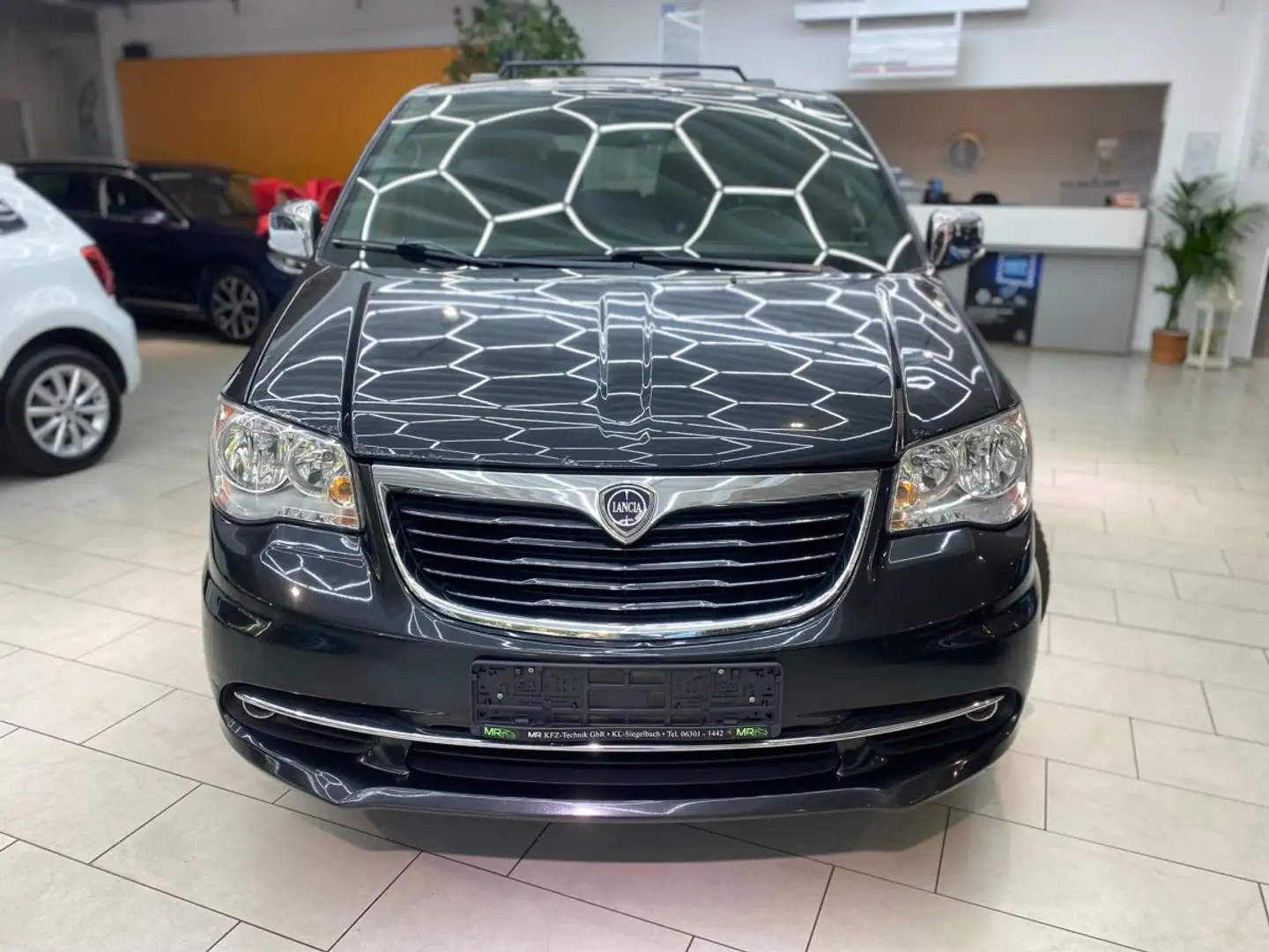 Lancia Voyager 2.8 Multijet S 7-Sitzer Navi Leder Bi-Xenon Rückfa Fekete - 2