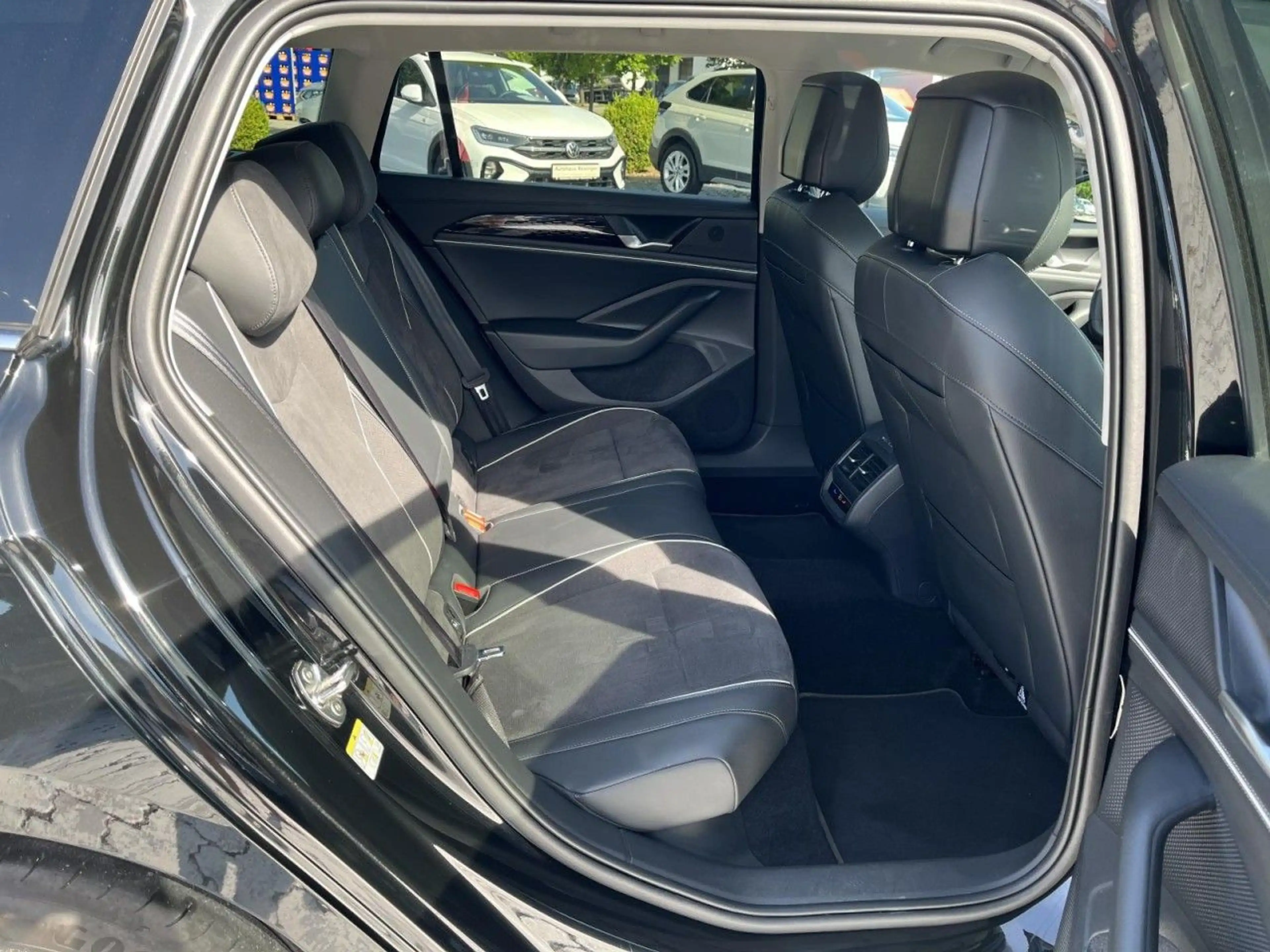 Volkswagen Passat Variant 2.0 TDI Business DSG (LED+NAVI+AH — photo 10