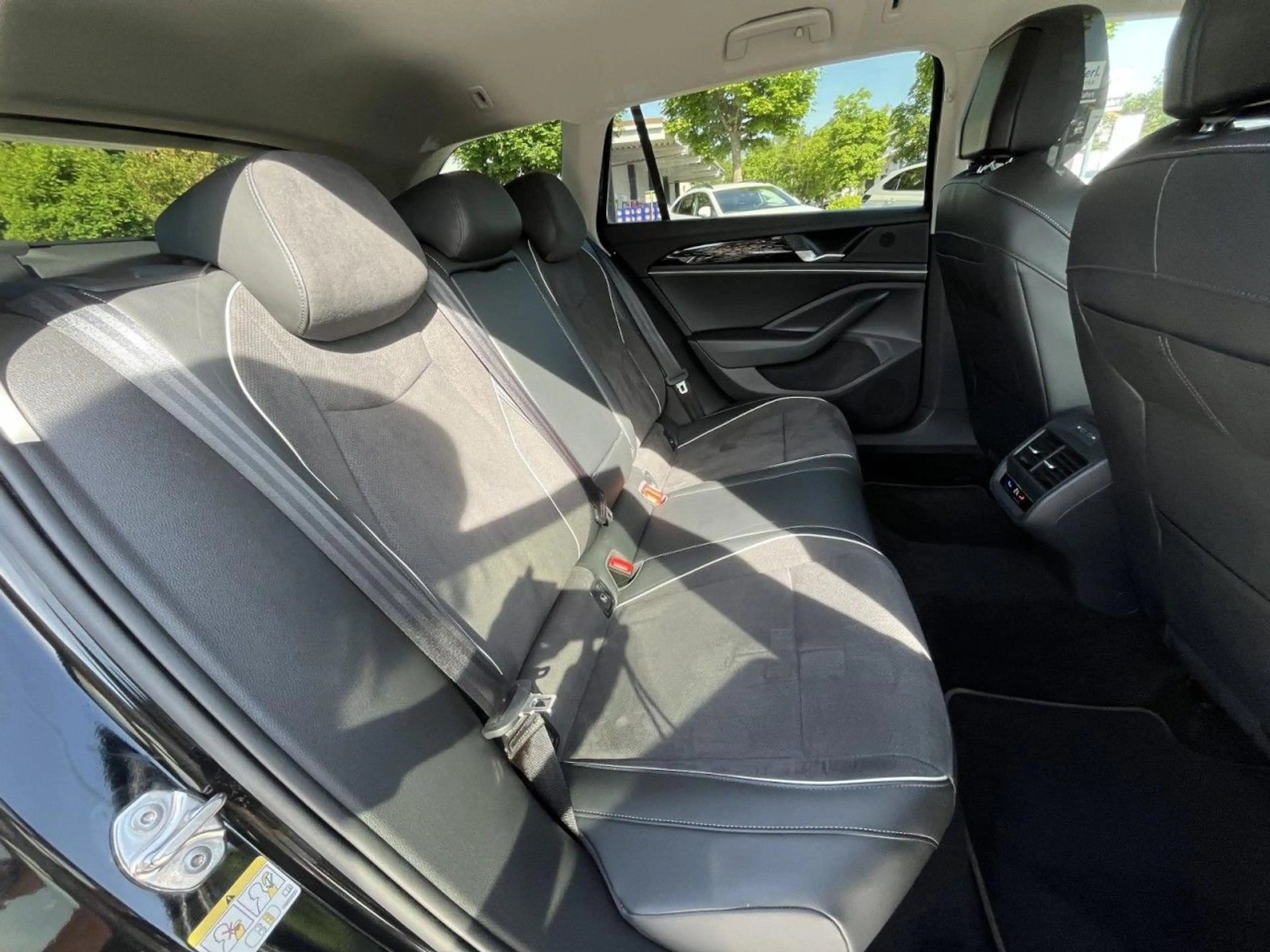Volkswagen Passat Variant 2.0 TDI Business DSG (LED+NAVI+AH — photo 11