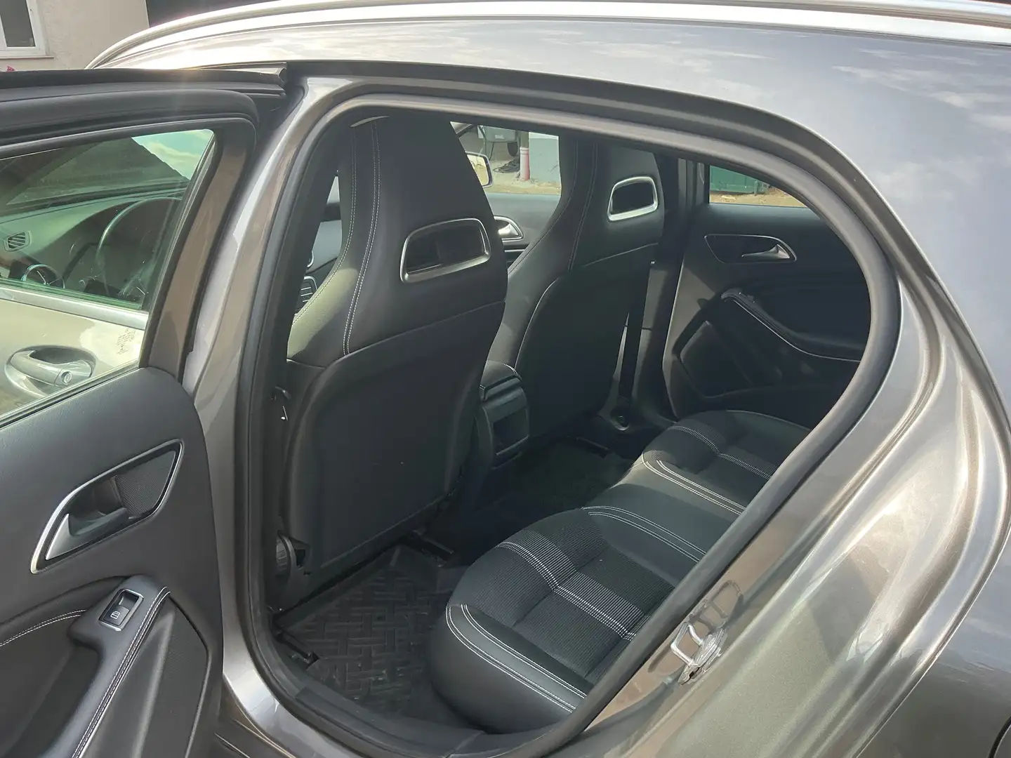 Mercedes-Benz GLA 200 GLA 200 d Aut. Grau - 1