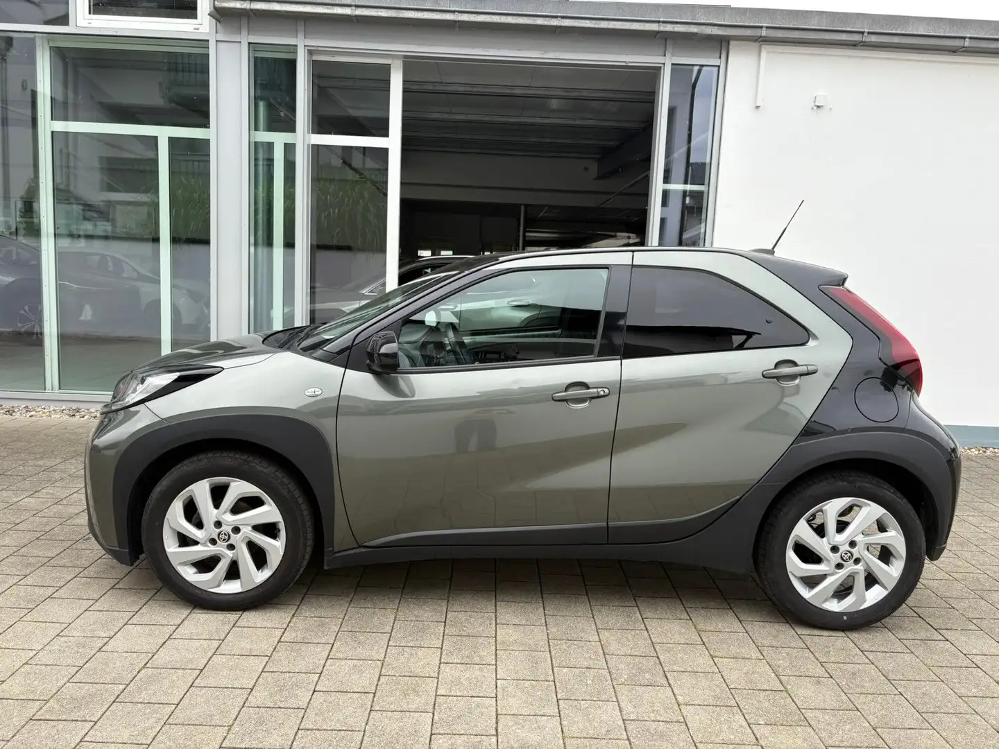 Toyota Aygo X Automatik Kamera CarPlay SHZ Tempomat Alu Зелений - 2