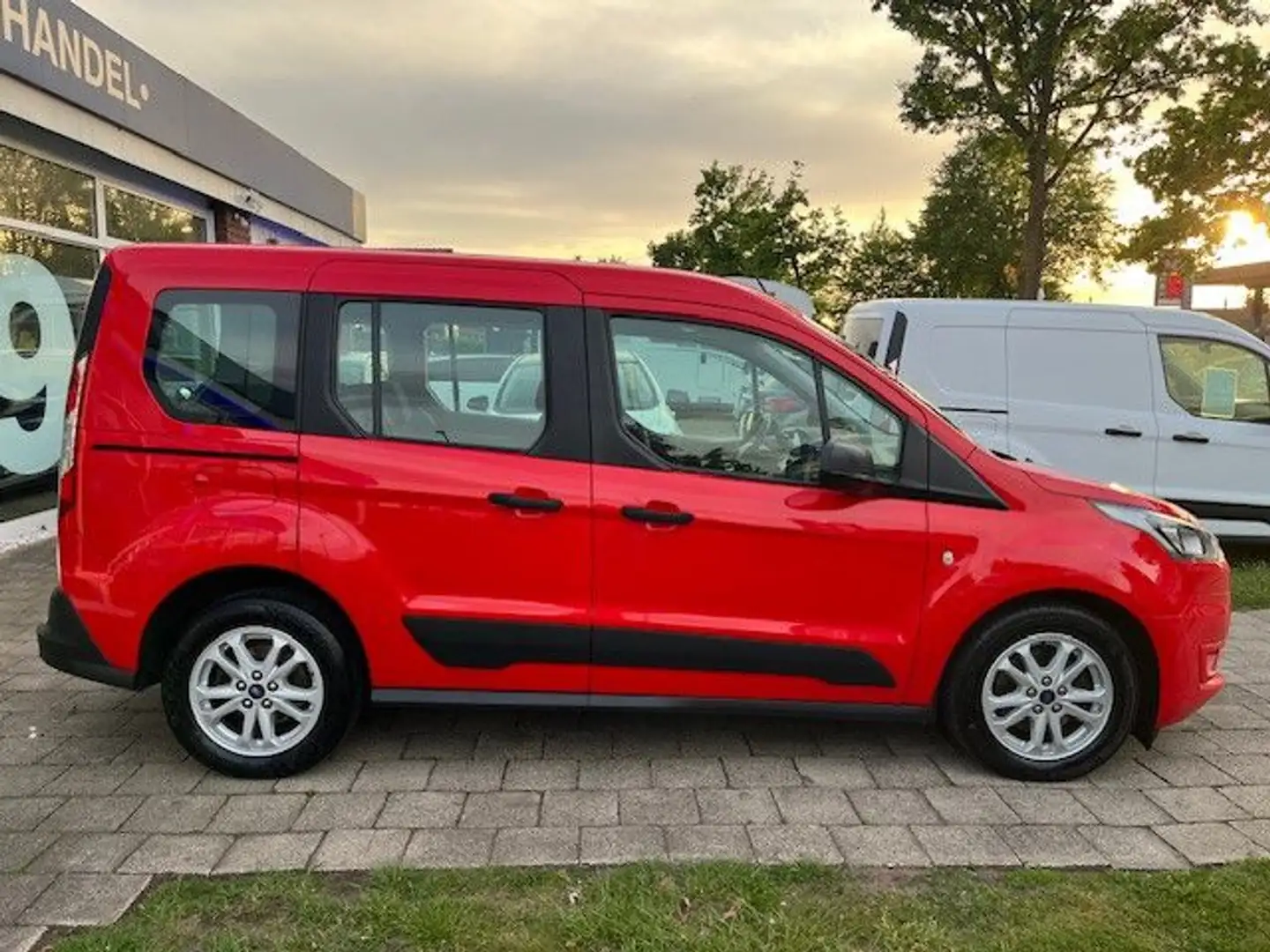 Ford Tourneo Connect 1.5 EcoBl. Family Navi KamTemp Červená - 2